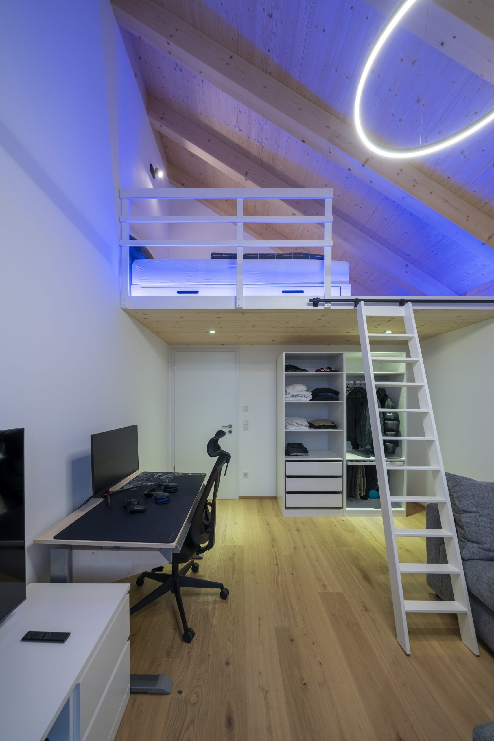 Dorfstadel Kruppach Muehlhausen aussen Nachts Anbau mit Ofen