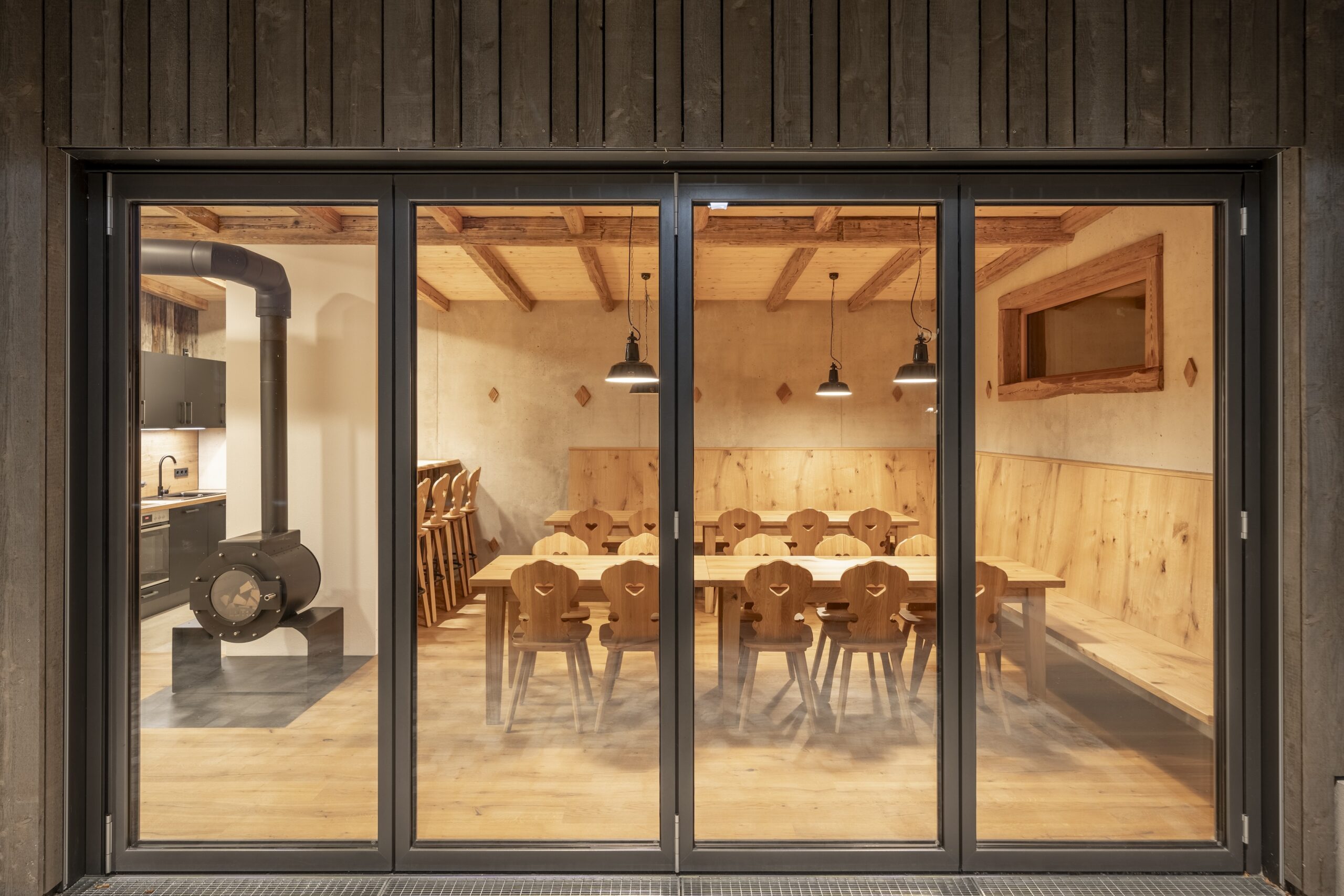 Dorfstadel Kruppach Muehlhausen aussen Nachts Anbau mit Ofen