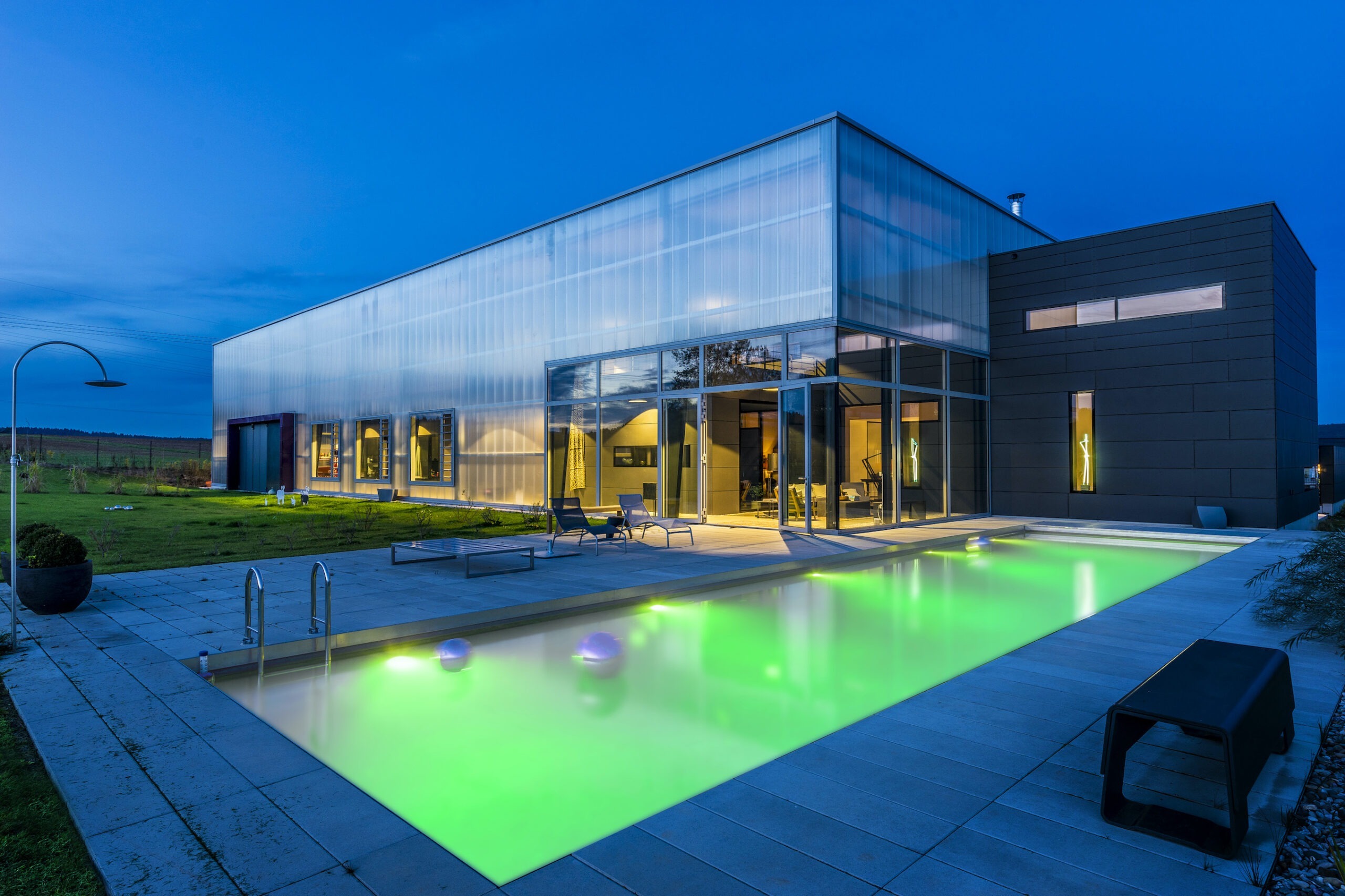 01_FitAGPool-scaled Dorfstadel Kruppach Muehlhausen aussen Nachts Anbau mit Ofen