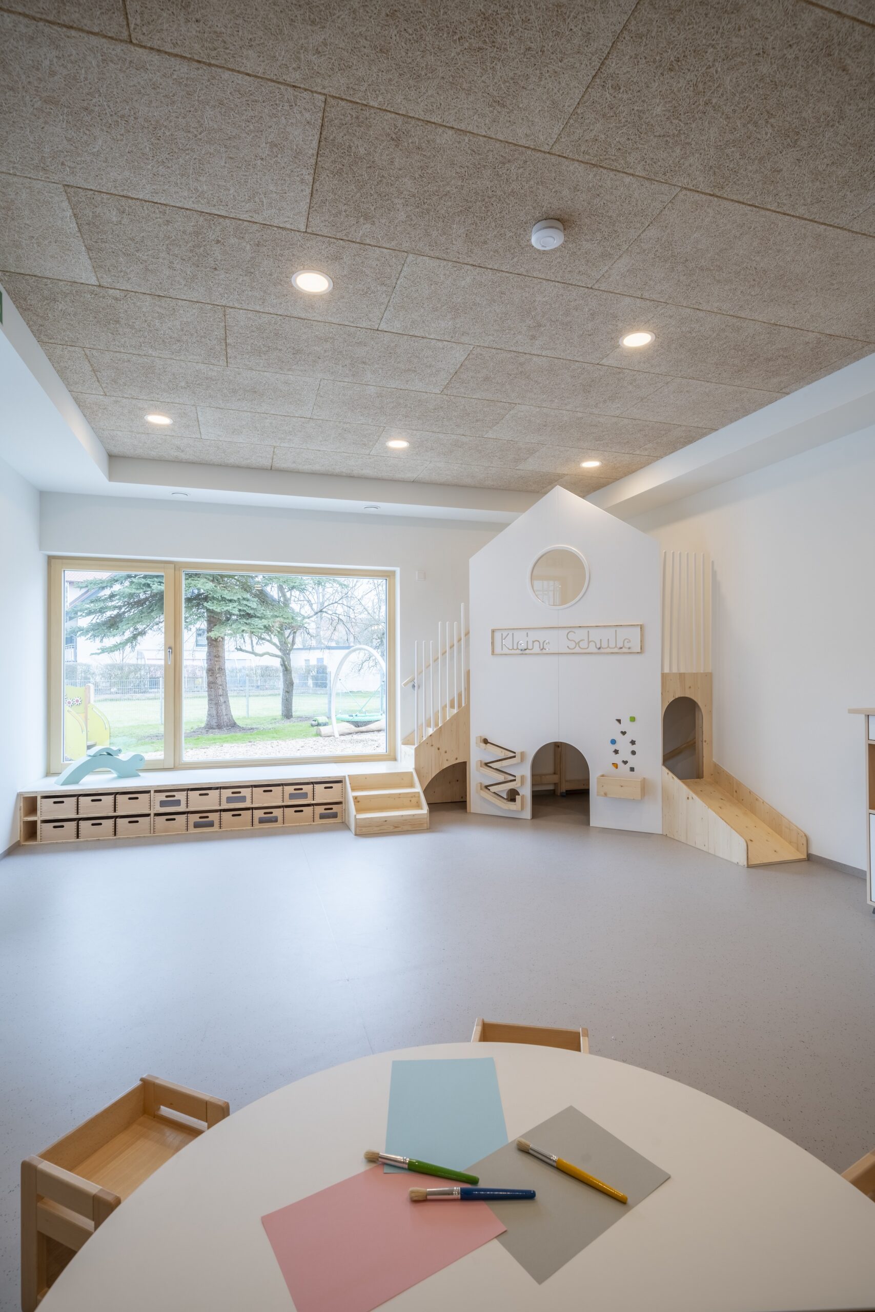 01_KiTaAllersberg_Innen_Gruppenraum1_hoch-scaled Dorfstadel Kruppach Muehlhausen aussen Nachts Anbau mit Ofen