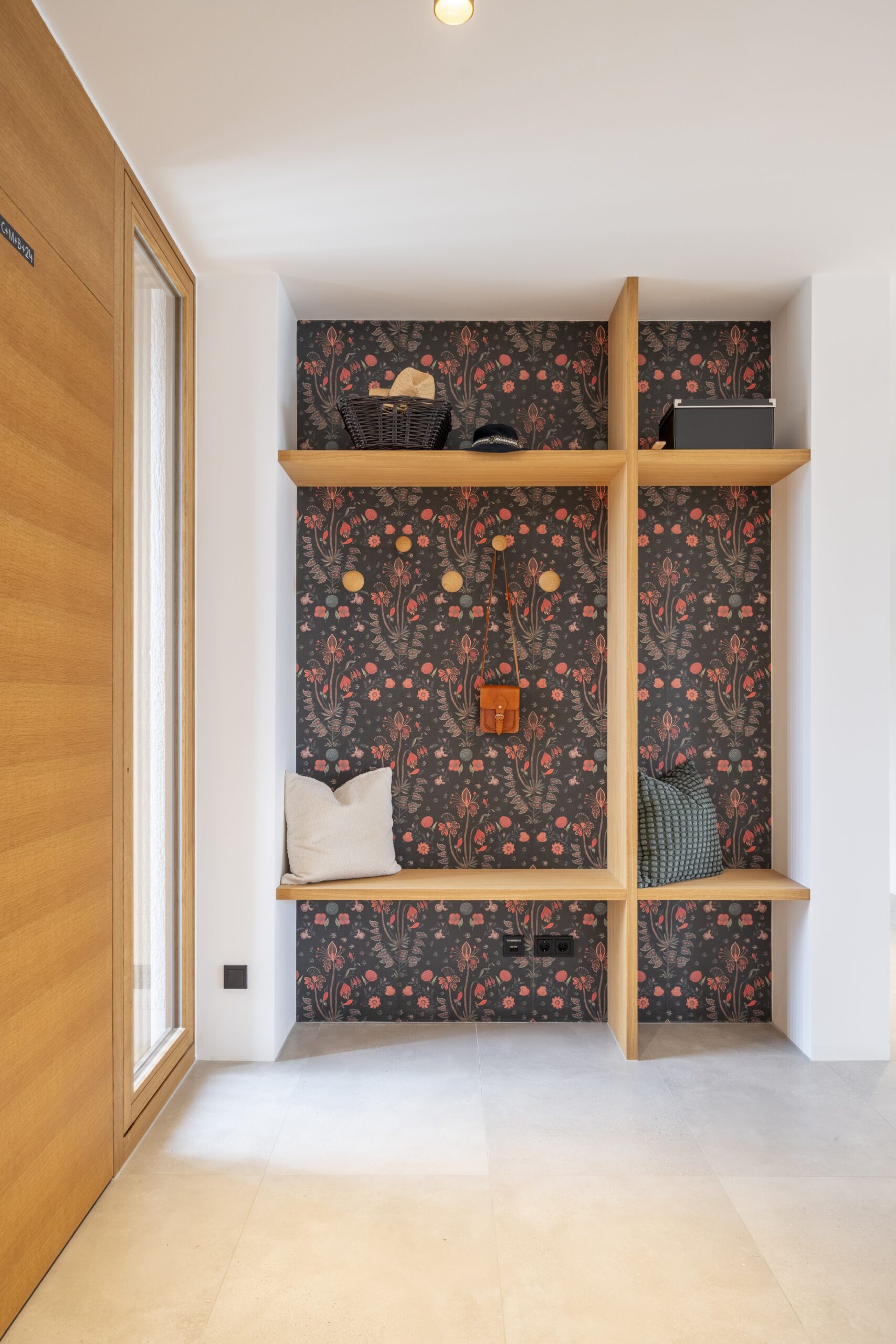 01_Stil_Licht_Eleganz_Garderobe_Hochformat-scaled Dorfstadel Kruppach Muehlhausen aussen Nachts Anbau mit Ofen