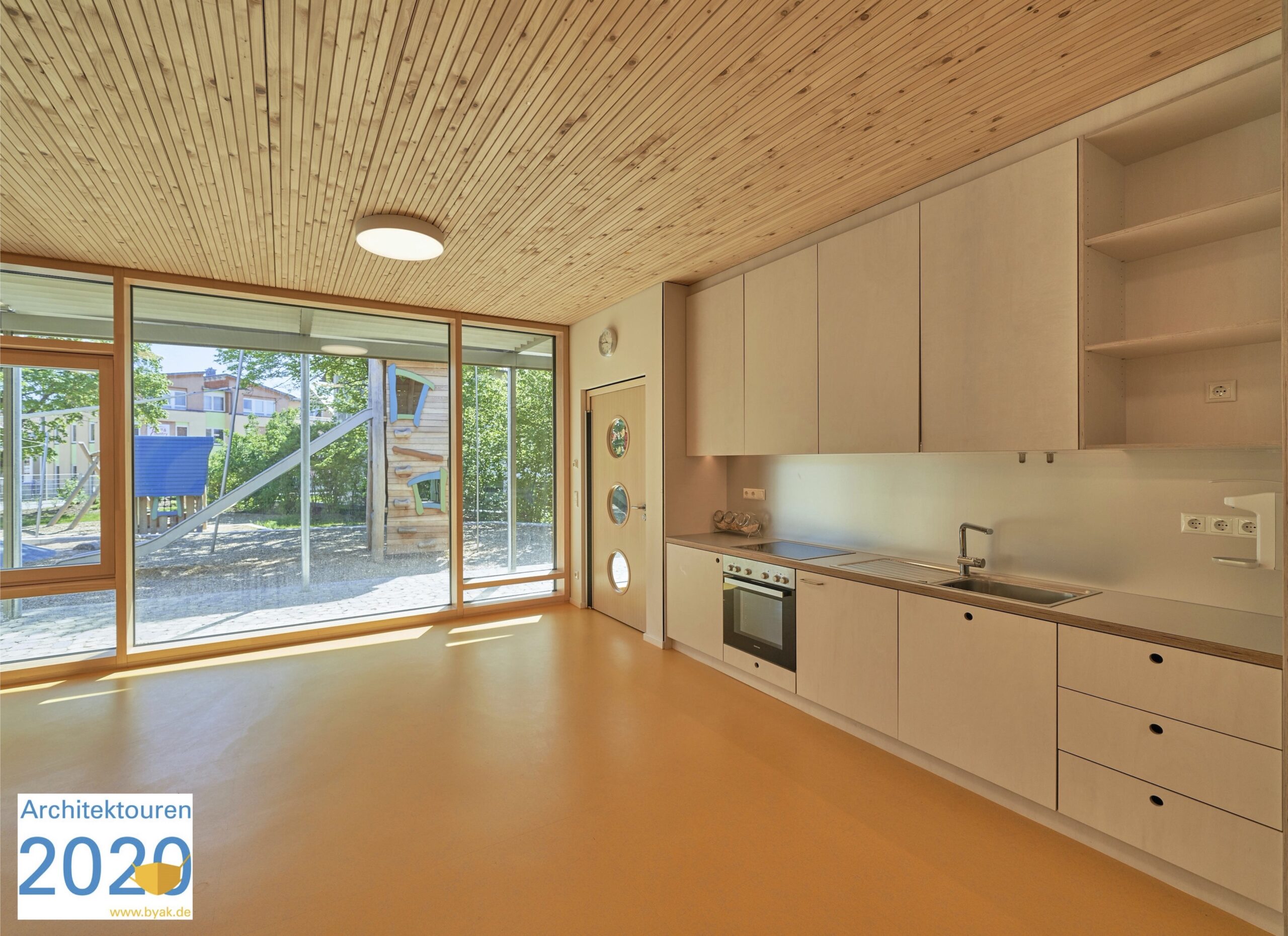 Dorfstadel Kruppach Muehlhausen innen Anbau mit grossem Fenster und Licht