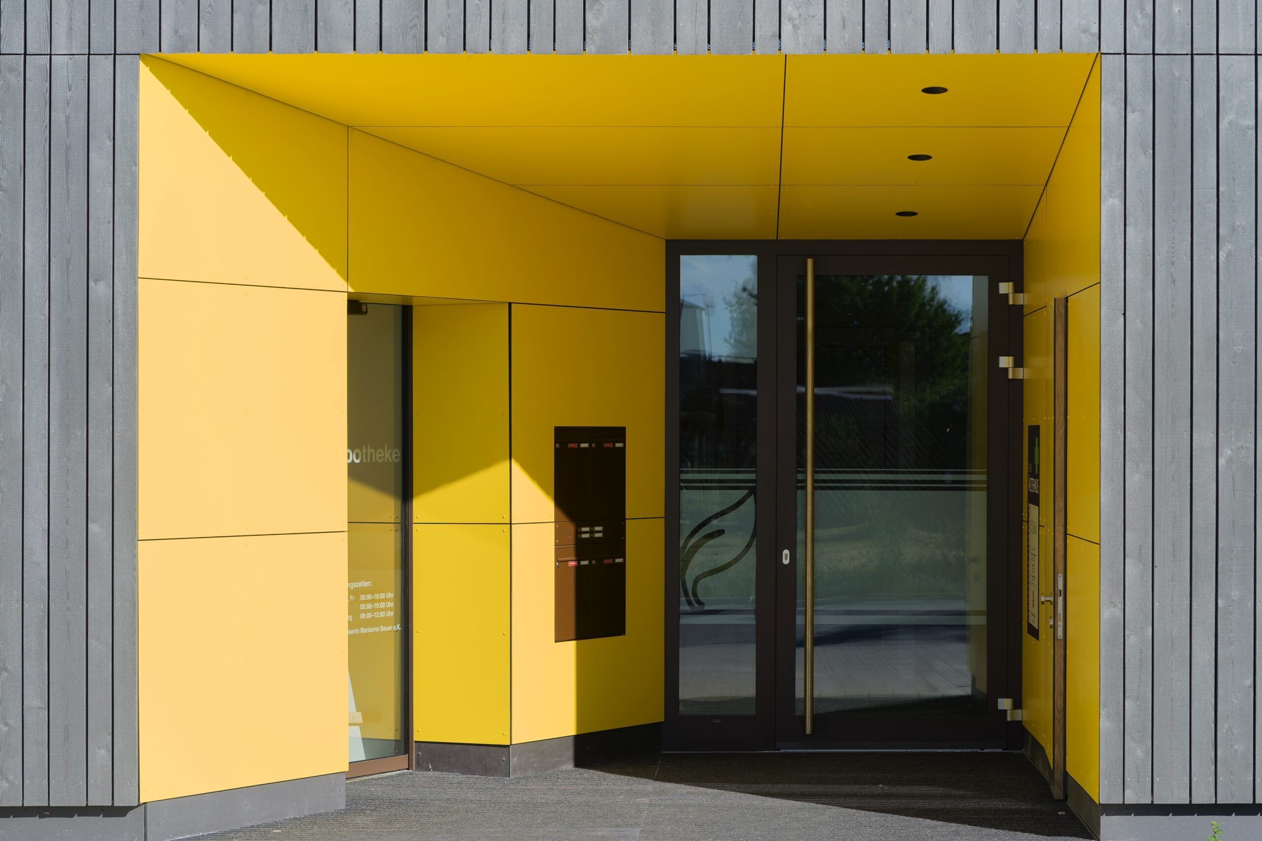 Dorfstadel Kruppach Muehlhausen innen Anbau mit grossem Fenster und Licht