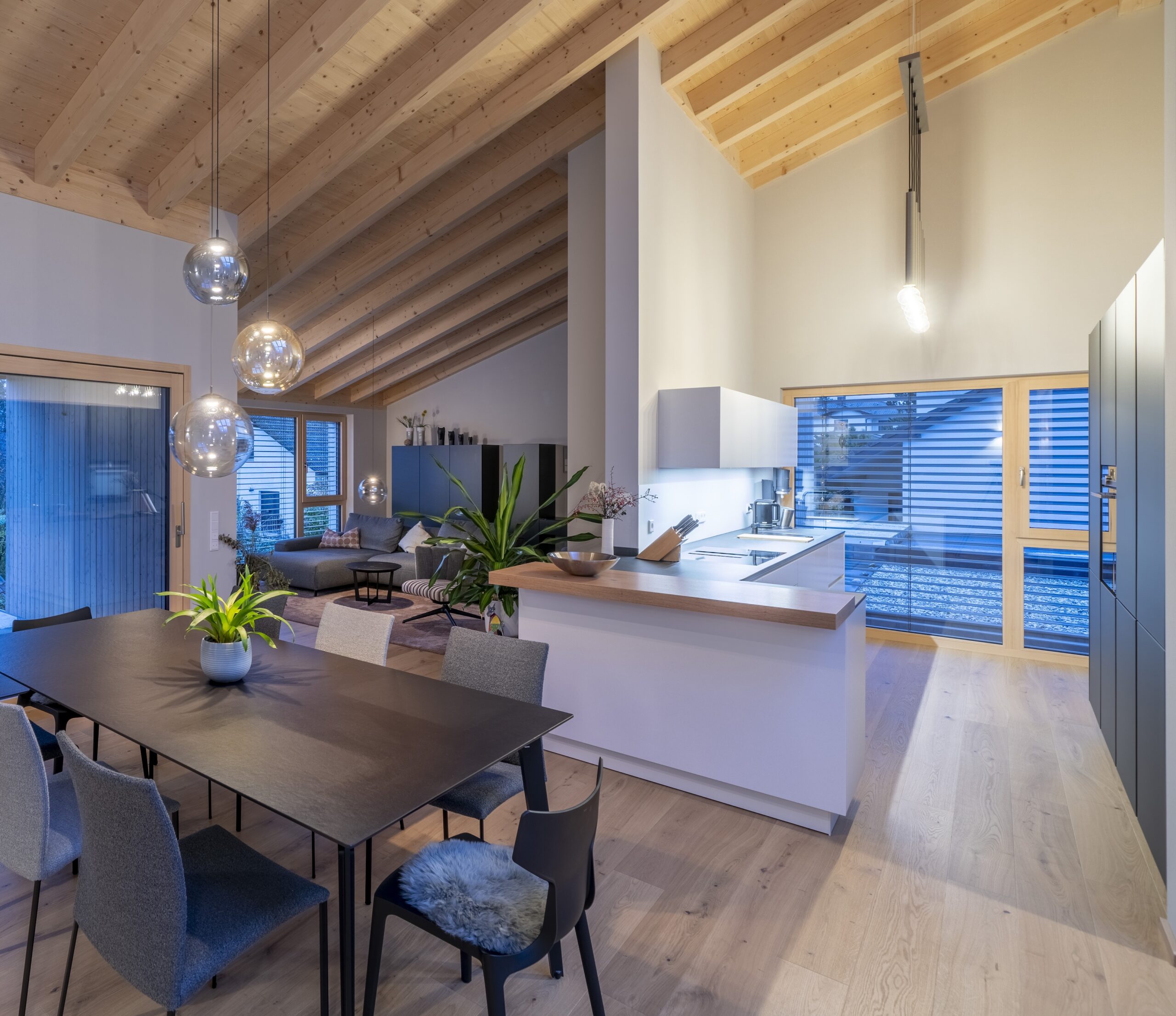 Dorfstadel Kruppach Muehlhausen innen Anbau mit grossem Fenster und Licht