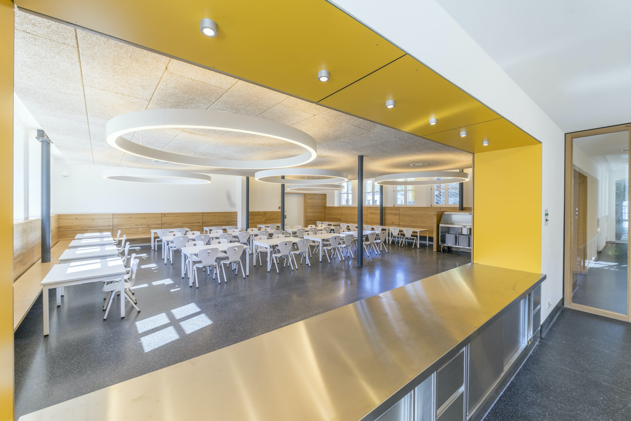 Dorfstadel Kruppach Muehlhausen innen Anbau mit grossem Fenster und Licht