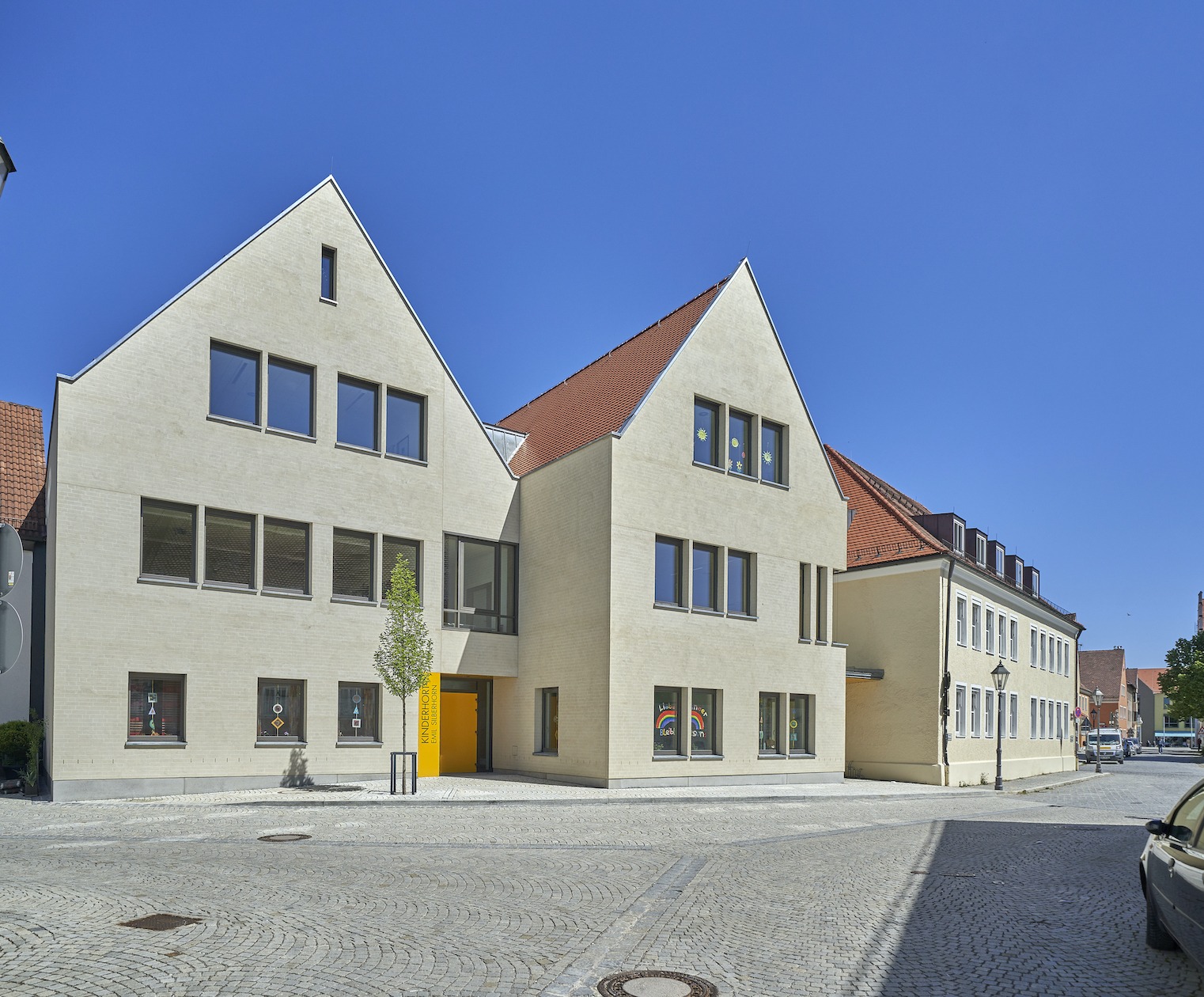 Dorfstadel Kruppach Muehlhausen innen Anbau mit grossem Fenster und Licht