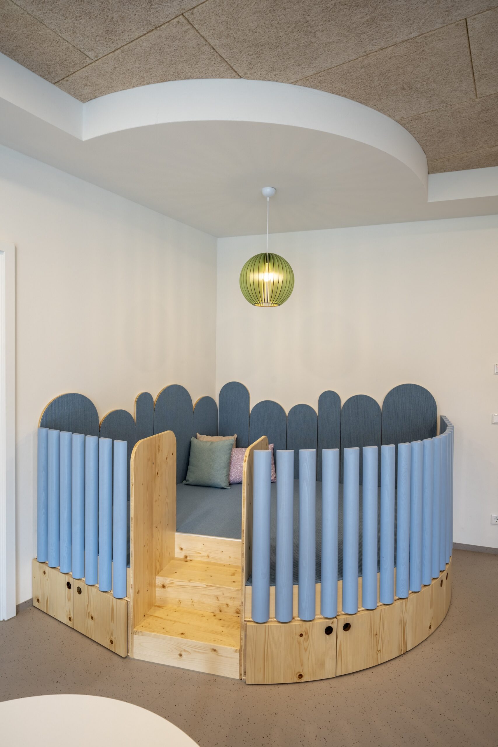 02_KiTaAllersberg_Innen_Spielpodest_hoch-scaled Dorfstadel Kruppach Muehlhausen innen Anbau mit grossem Fenster und Licht