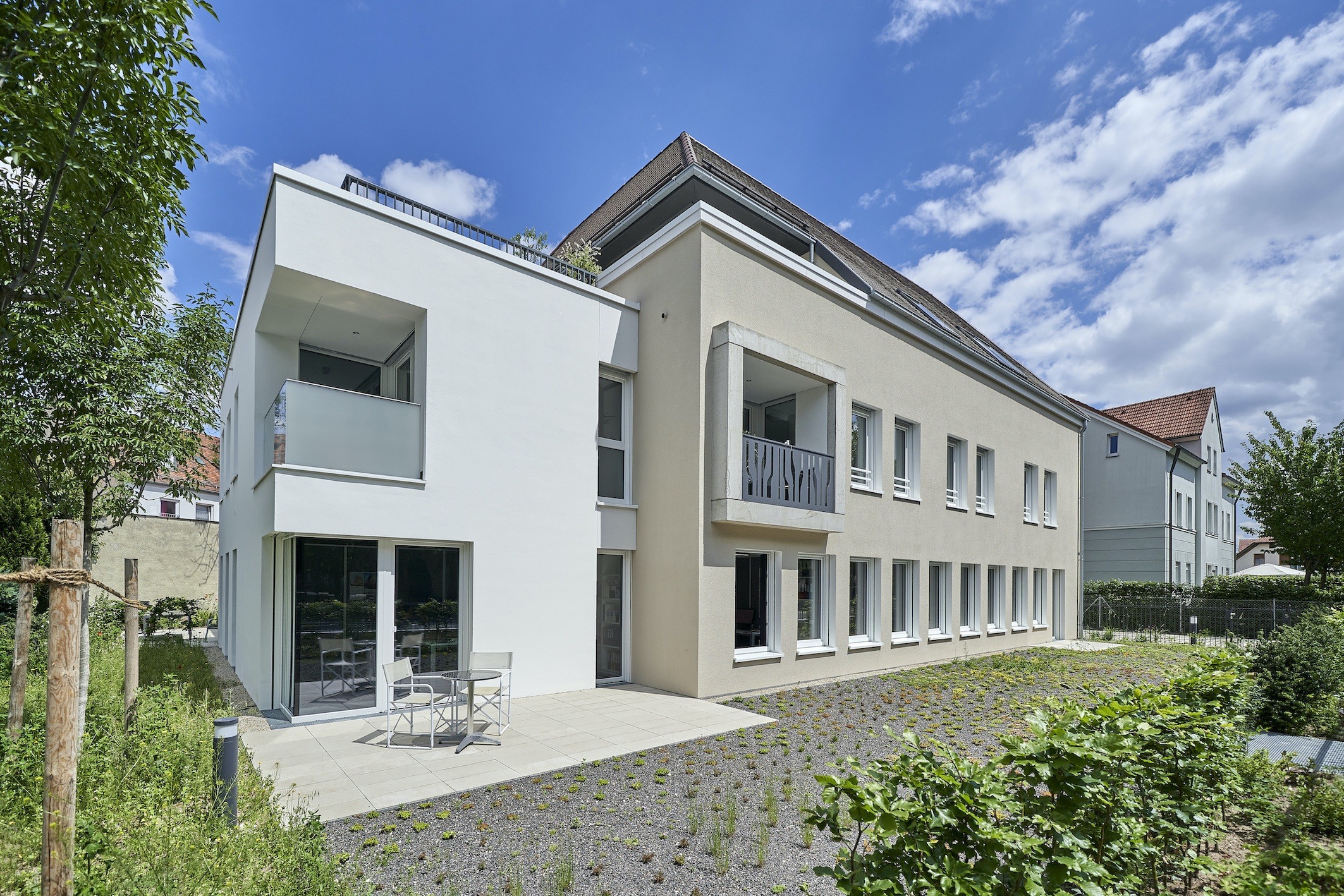 Dorfstadel Kruppach Muehlhausen innen Anbau mit grossem Fenster und Licht