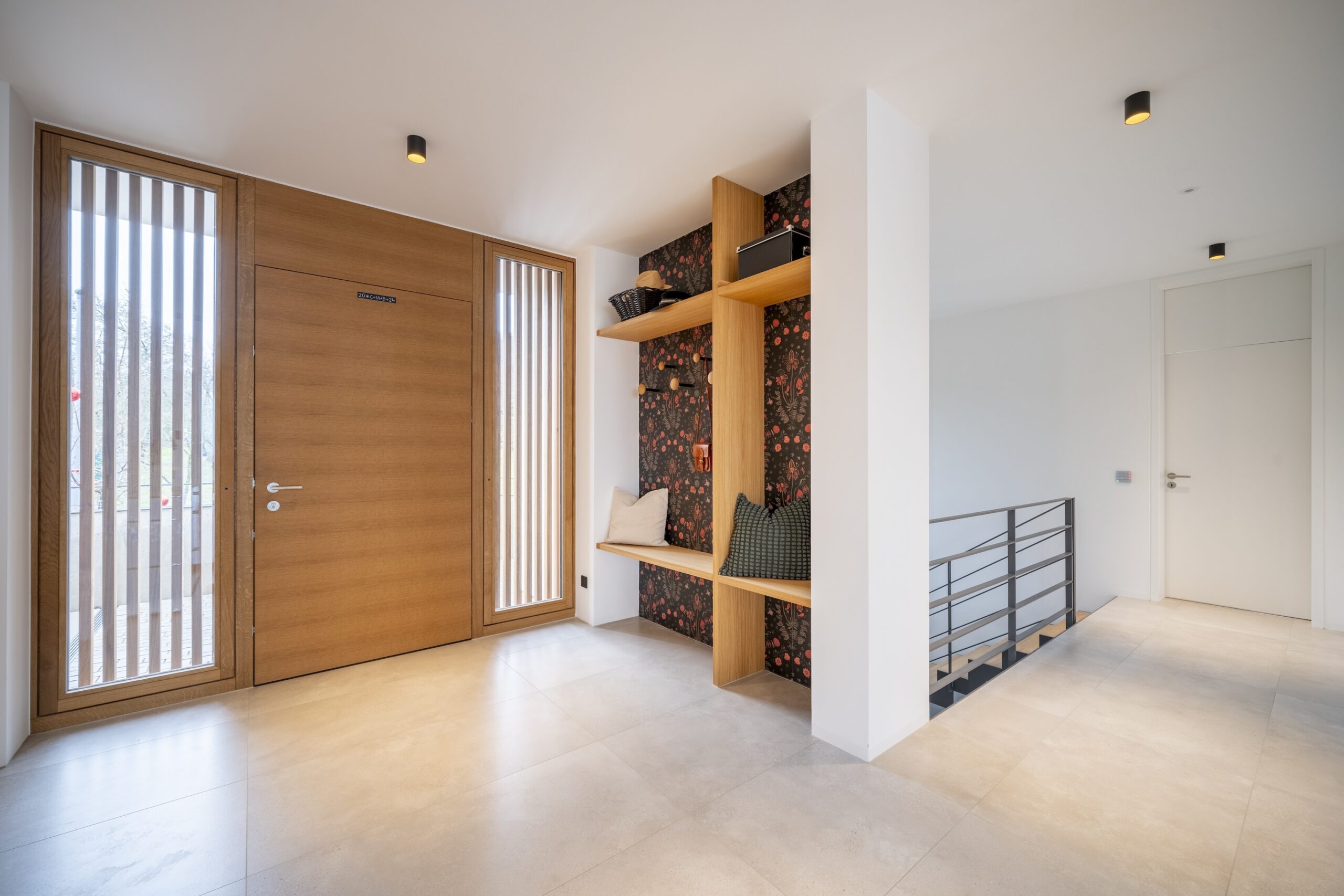 02_Stil_Licht_Eleganz_Garderobe_mit_Treppenhaus-scaled Dorfstadel Kruppach Muehlhausen innen Anbau mit grossem Fenster und Licht