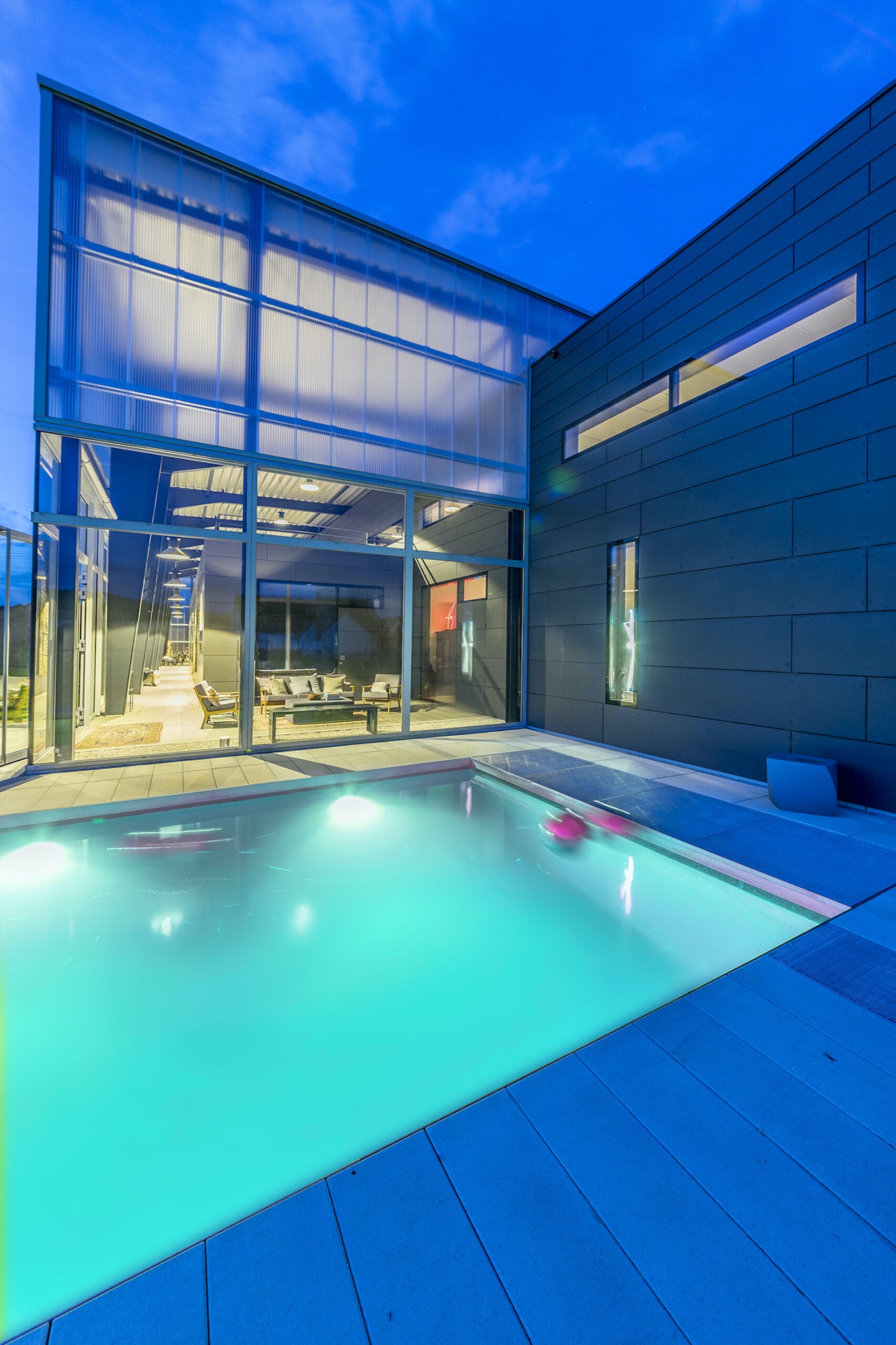 03_FitAGPoolLichtBand-scaled Dorfstadel Kruppach Muehlhausen innen Kueche Licht Tresen