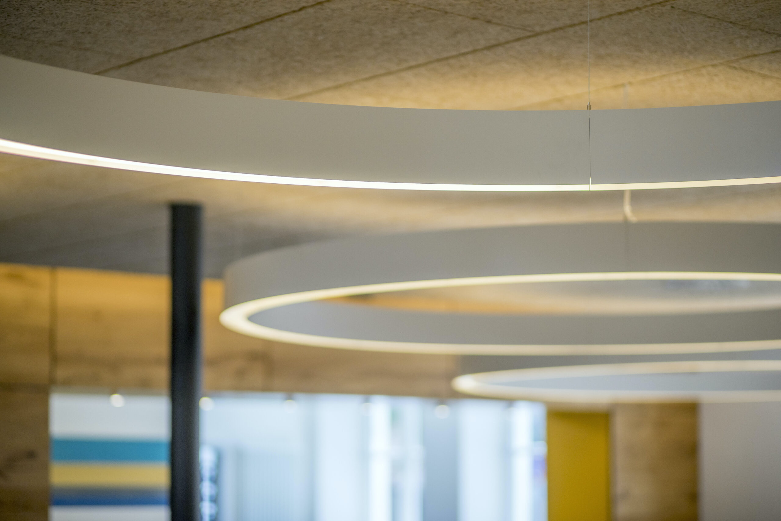 Dorfstadel Kruppach Muehlhausen innen Kueche Licht Tresen