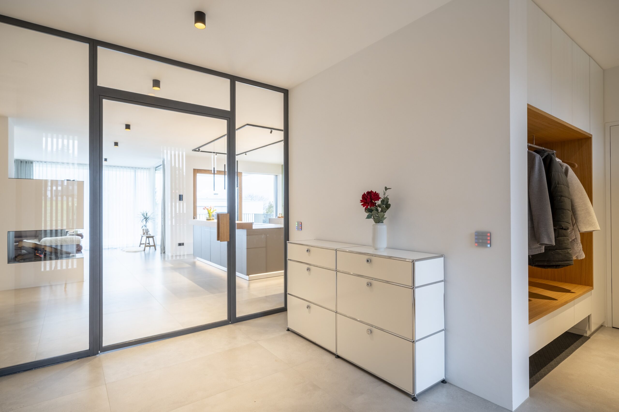 03_Stil_Licht_Eleganz_Windfang_mit_Kueche-1-scaled Dorfstadel Kruppach Muehlhausen innen nach aussen Anbau Tag geschlossenes Schiebefenster