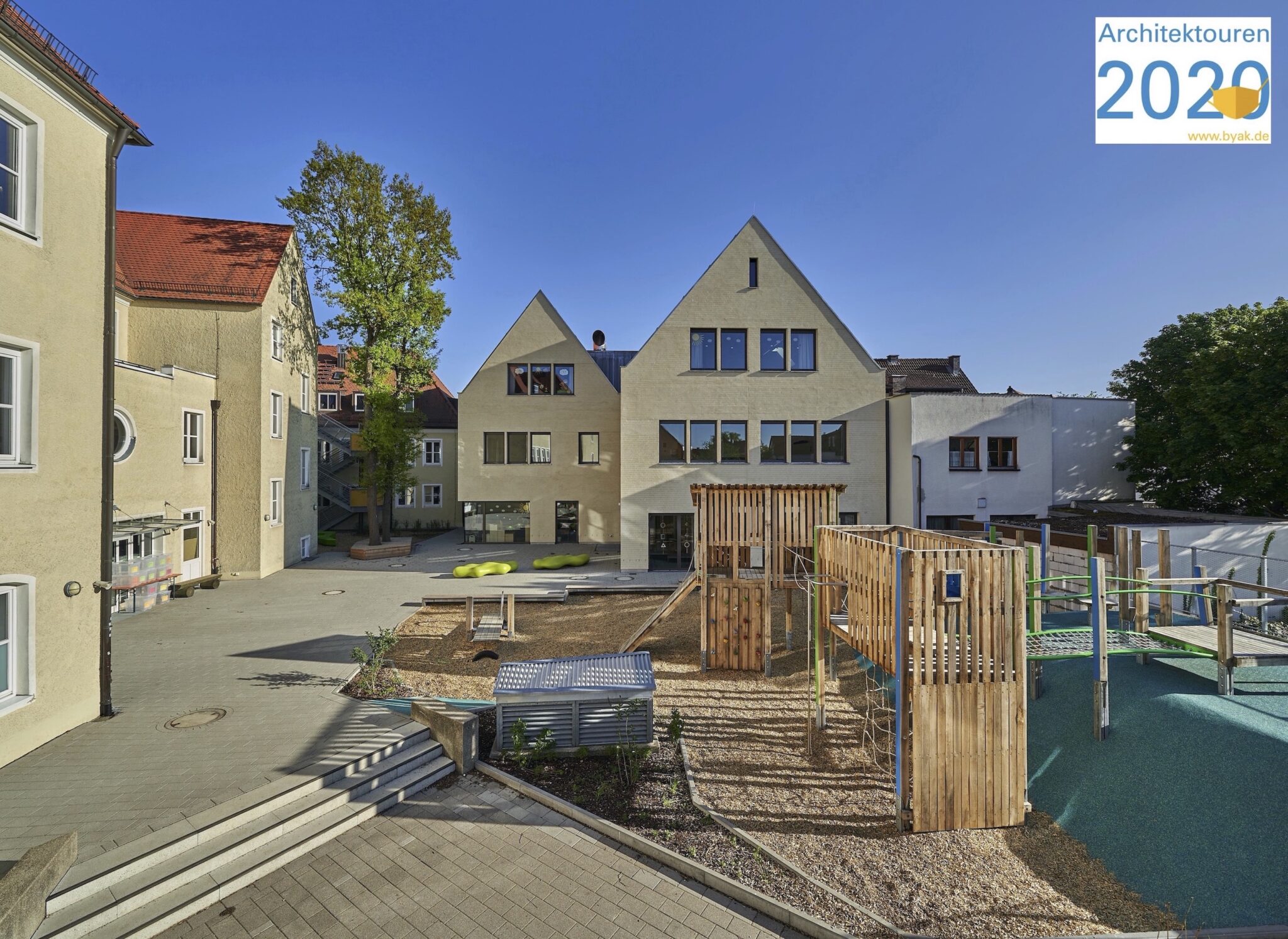 Dorfstadel Kruppach Muehlhausen innen nach aussen Anbau Tag offenes Schiebefenster