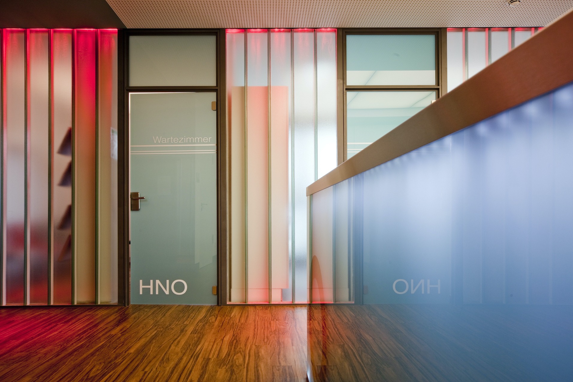 Dorfstadel Kruppach Muehlhausen innen nach aussen Anbau Tag offenes Schiebefenster