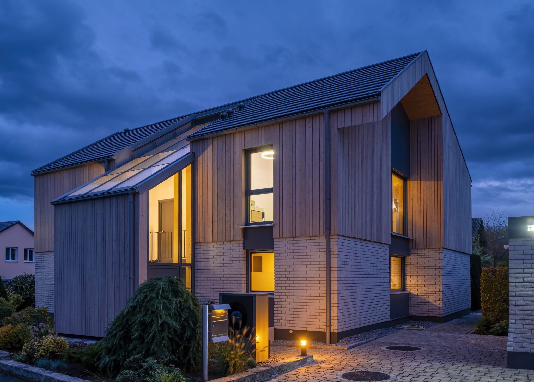 Dorfstadel Kruppach Muehlhausen innen nach aussen Anbau Tag geschlossenes Schiebefenster