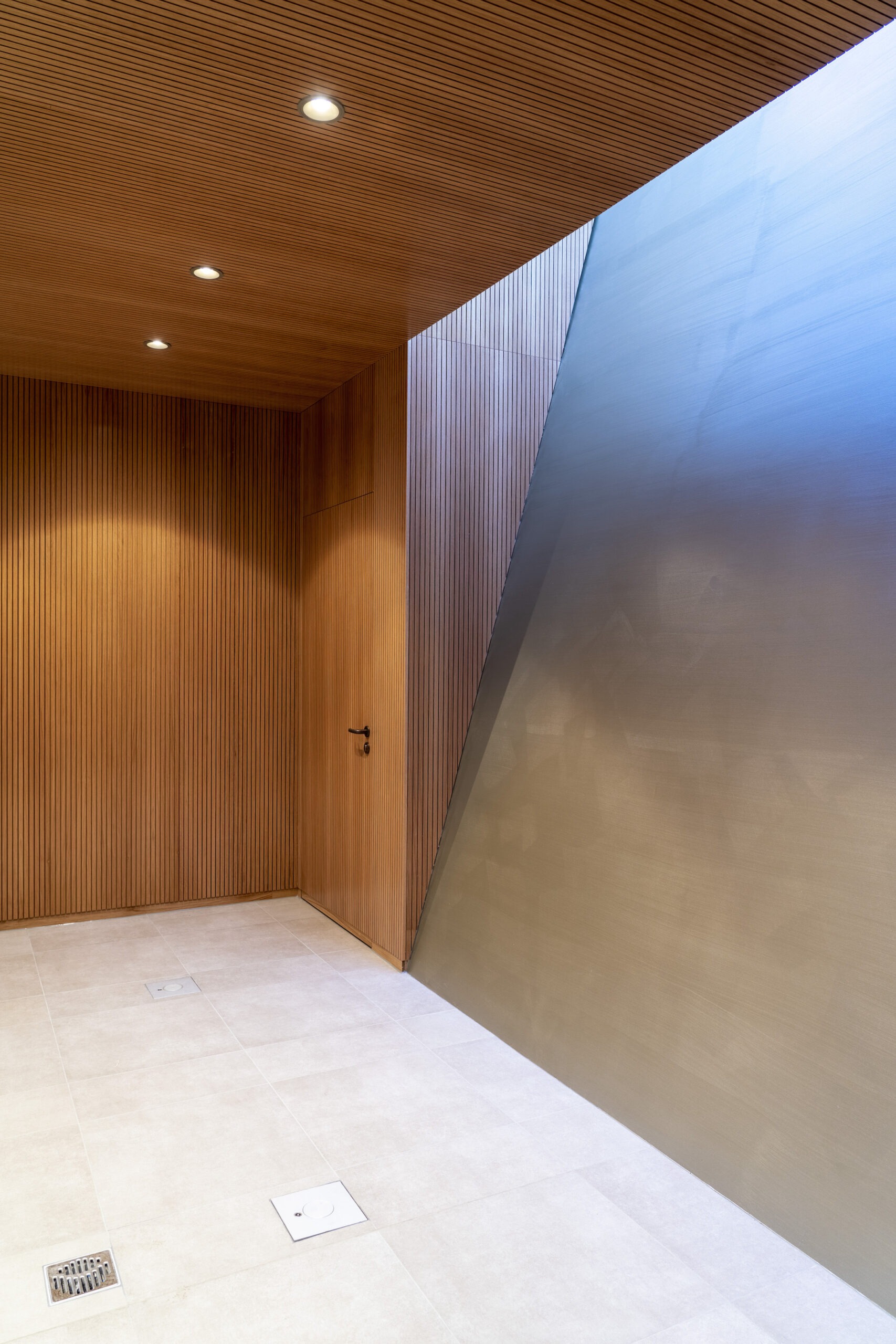 Dorfstadel Kruppach Muehlhausen innen nach aussen Anbau Tag offenes Schiebefenster