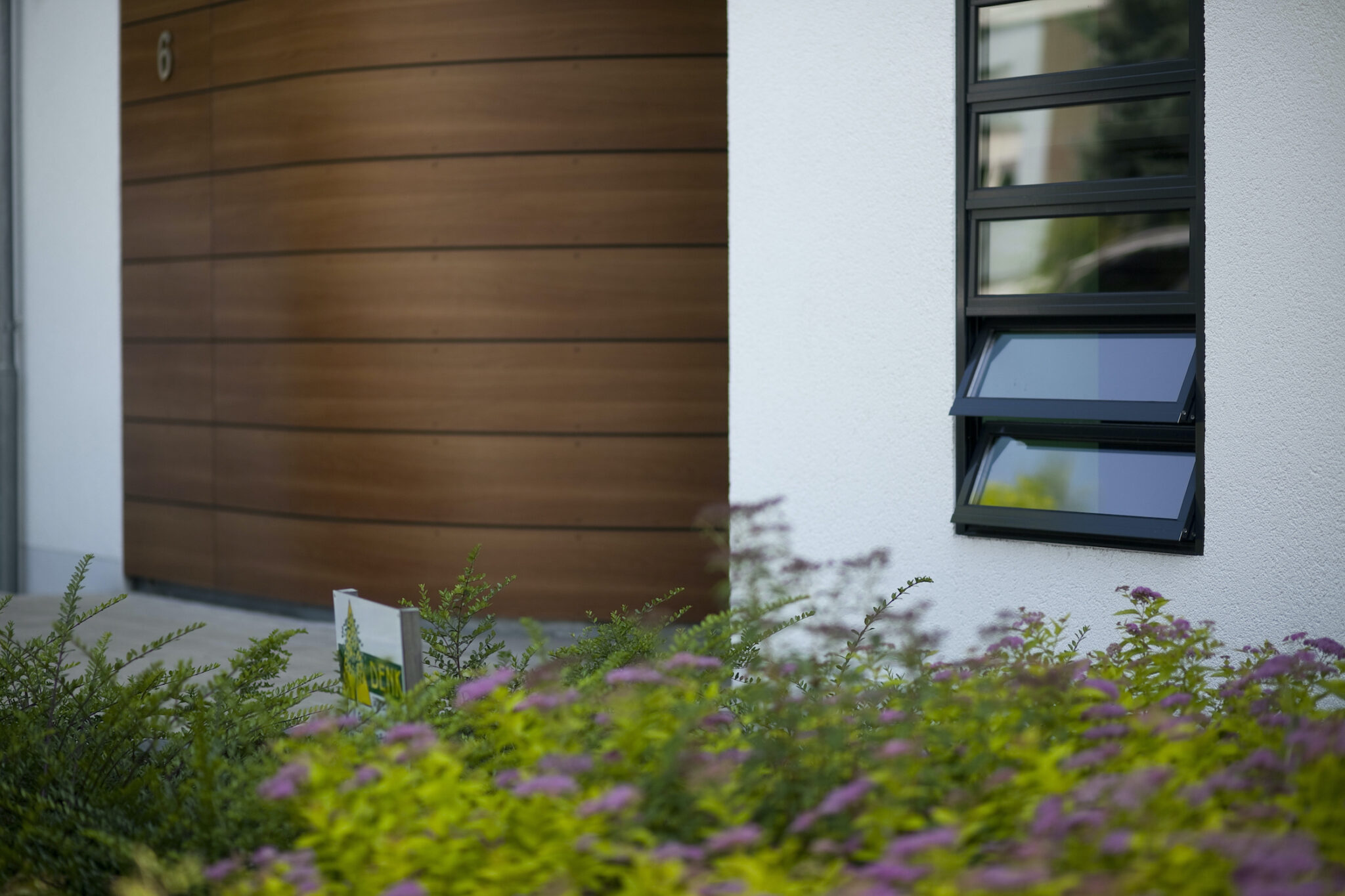 Dorfstadel Kruppach Muehlhausen innen nach aussen Anbau Tag offenes Schiebefenster