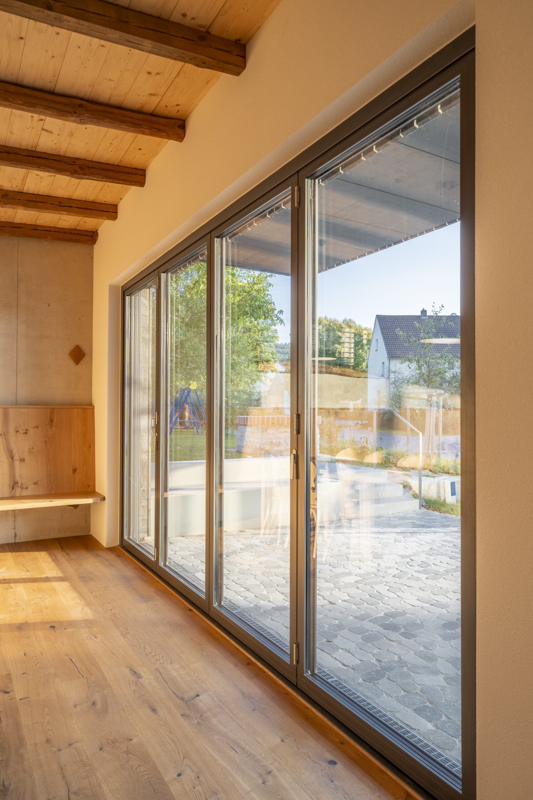 Dorfstadel Kruppach Muehlhausen innen nach aussen Anbau Tag geschlossenes Schiebefenster