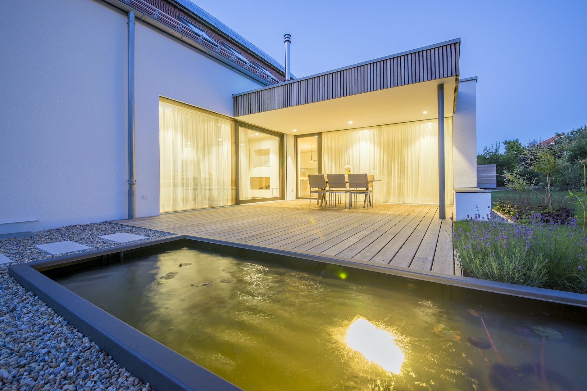 Dorfstadel Kruppach Muehlhausen innen nach aussen Anbau Tag offenes Schiebefenster