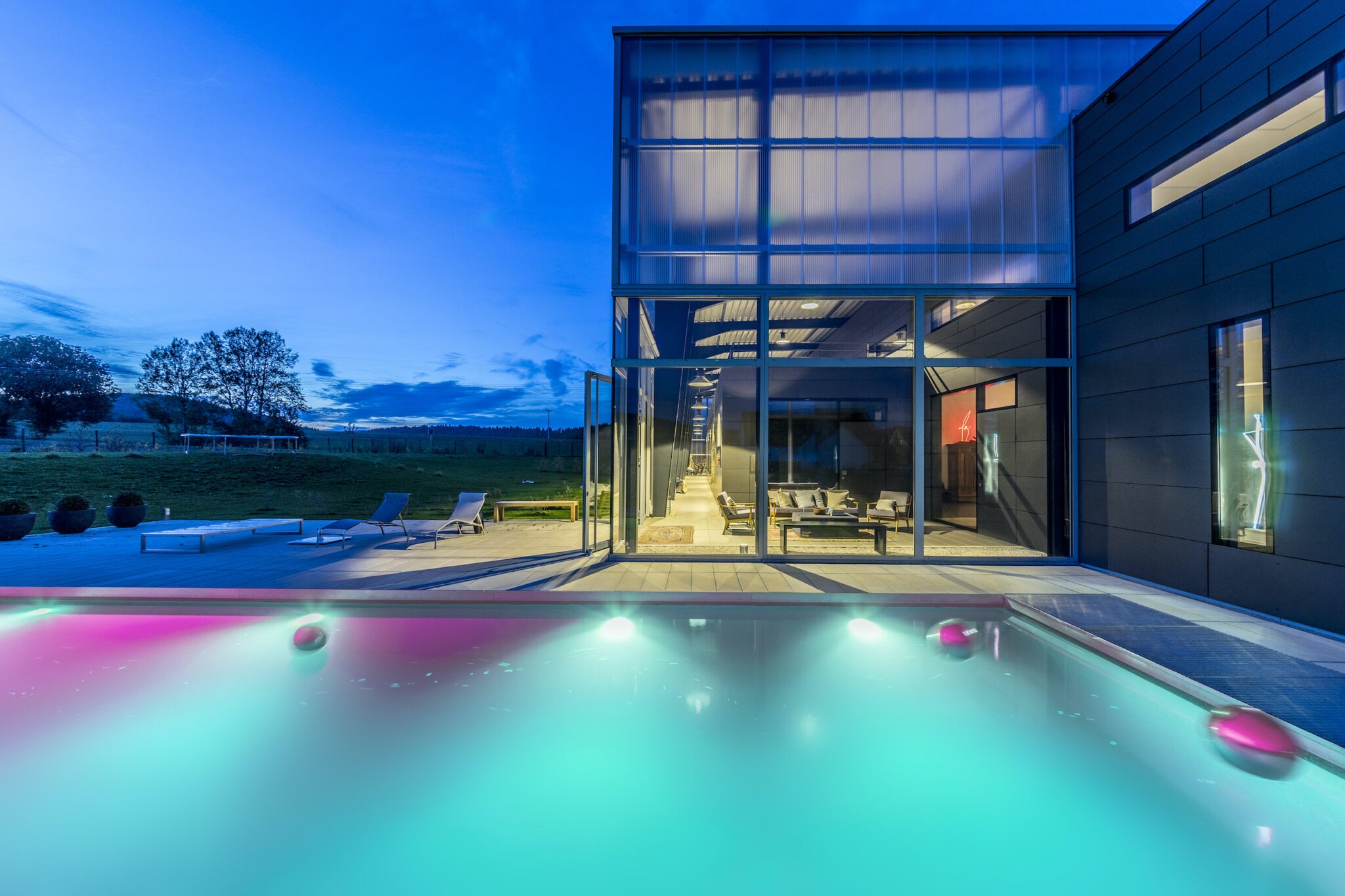 04_FitAGPoolBeleuchtung-2048x1365 Dorfstadel Kruppach Muehlhausen innen nach aussen Anbau Tag offenes Schiebefenster