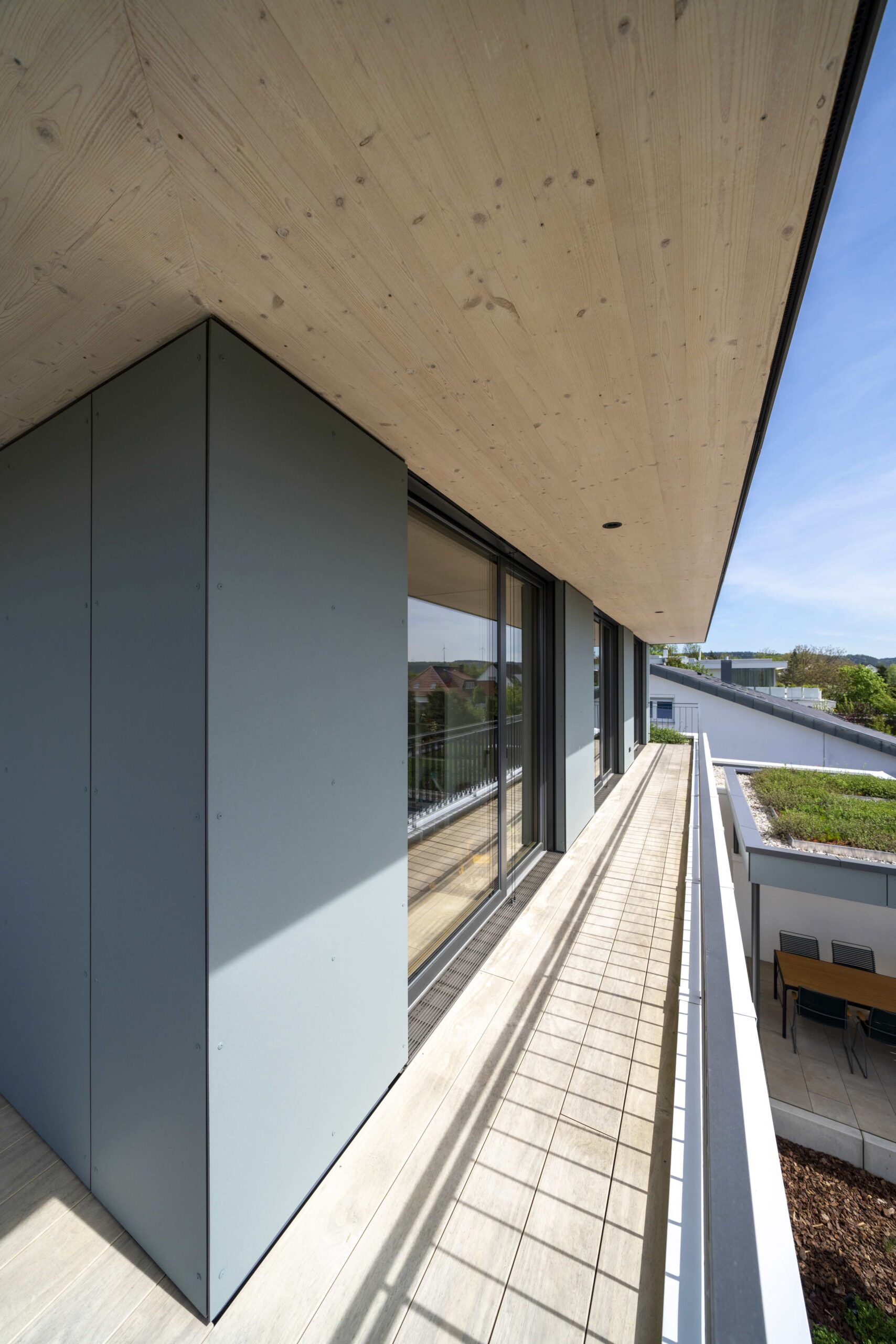 Dorfstadel Kruppach Muehlhausen innen nach aussen Anbau Tag offenes Schiebefenster