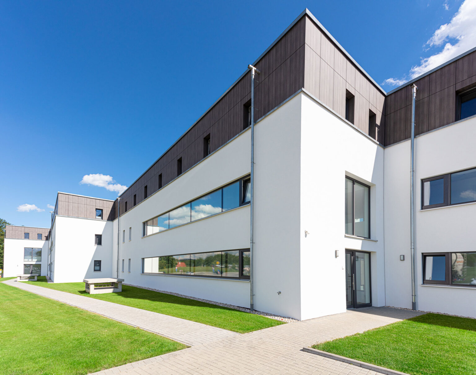 Dorfstadel Kruppach Muehlhausen innen nach aussen Anbau Tag offenes Schiebefenster