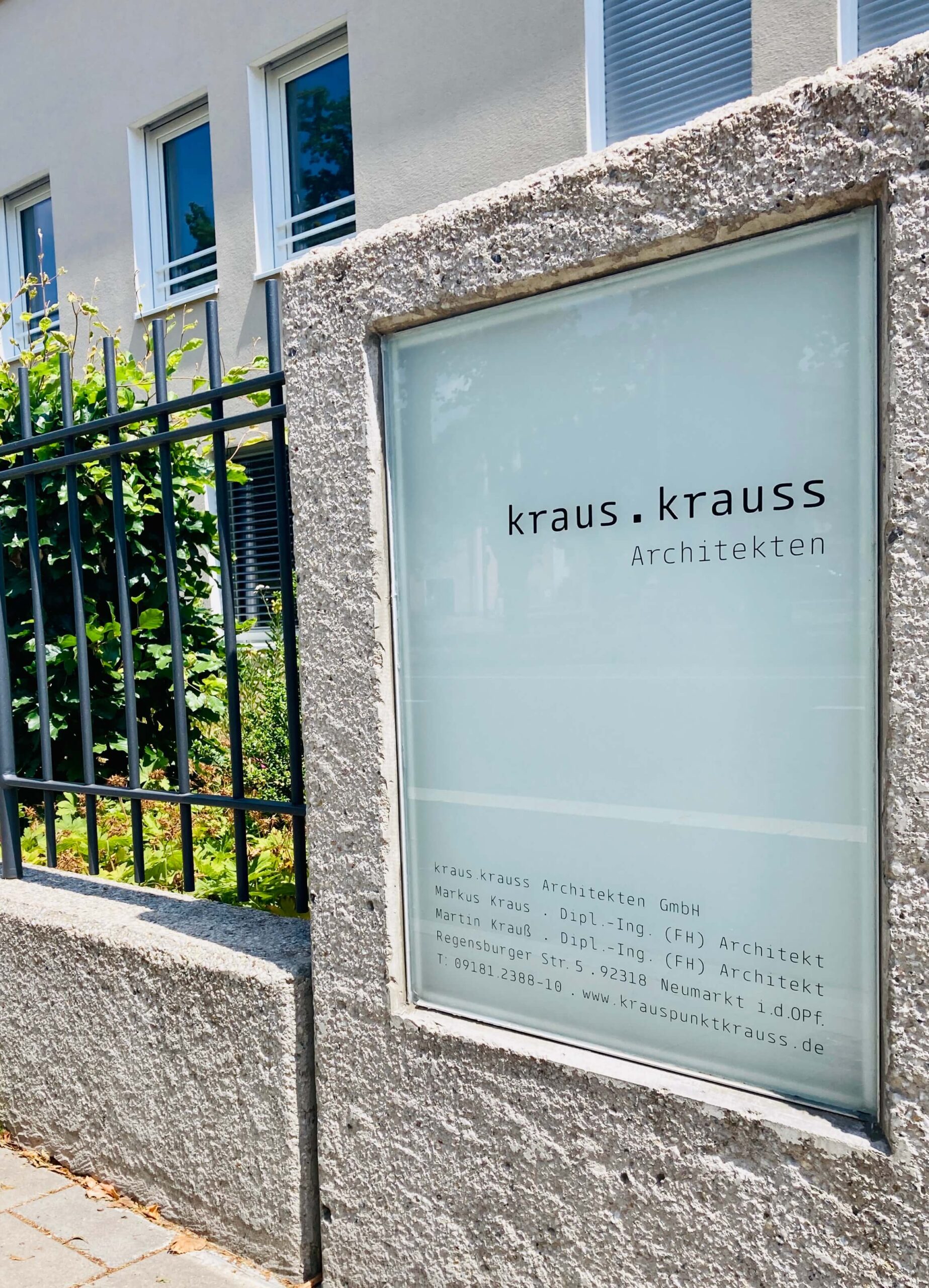 Dorfstadel Kruppach Muehlhausen innen nach aussen Anbau Tag offenes Schiebefenster