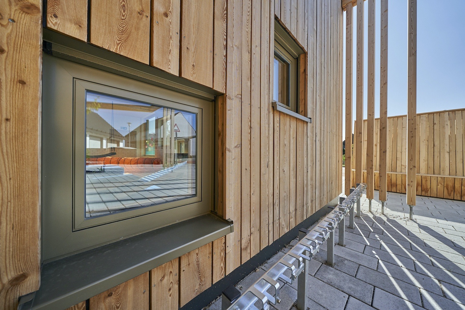 Dorfstadel Kruppach Muehlhausen innen nach aussen Anbau Tag offenes Schiebefenster