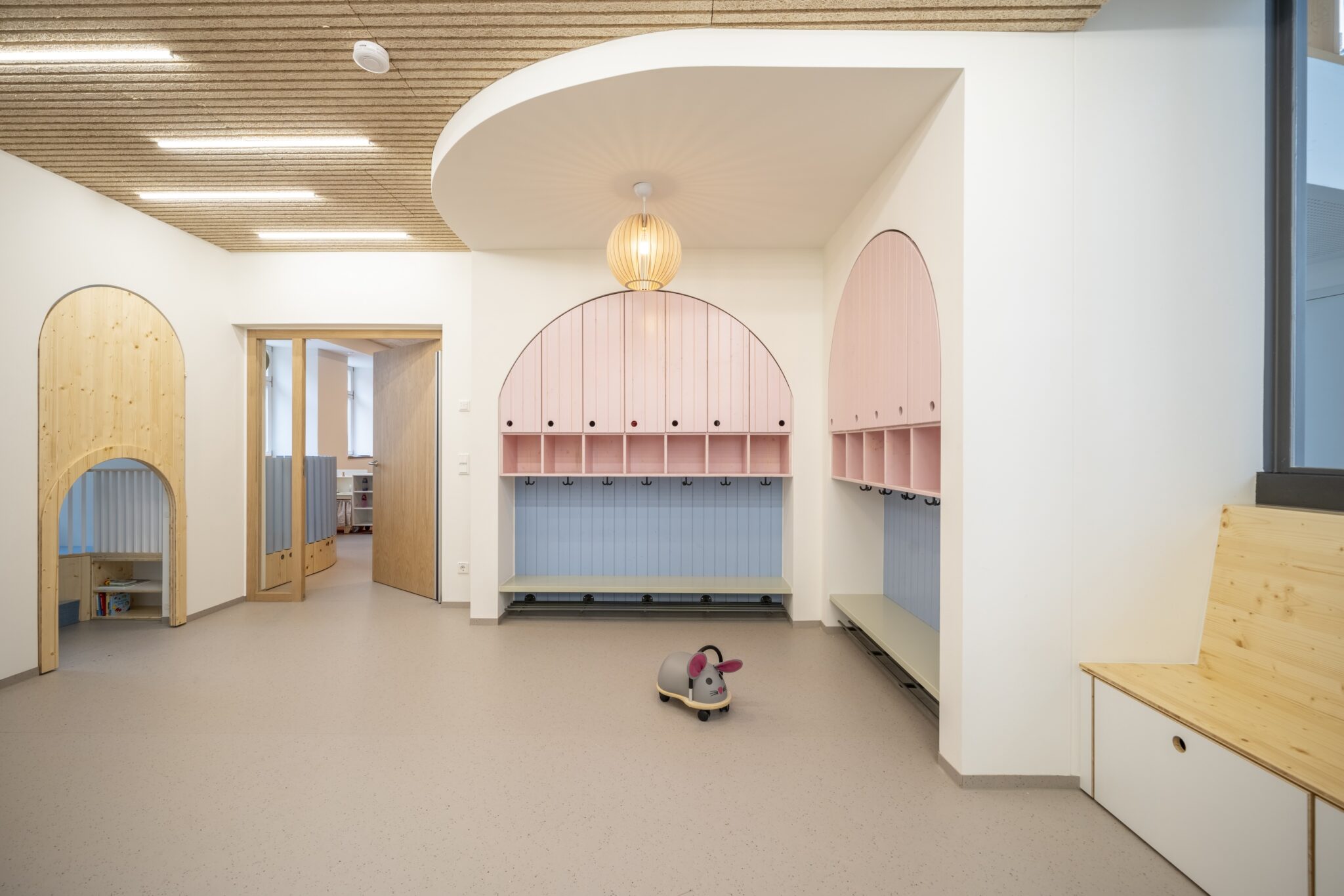 04_KiTaAllersberg_Innen_Garderobe_quer-2048x1366 Dorfstadel Kruppach Muehlhausen innen nach aussen Anbau Tag geschlossenes Schiebefenster