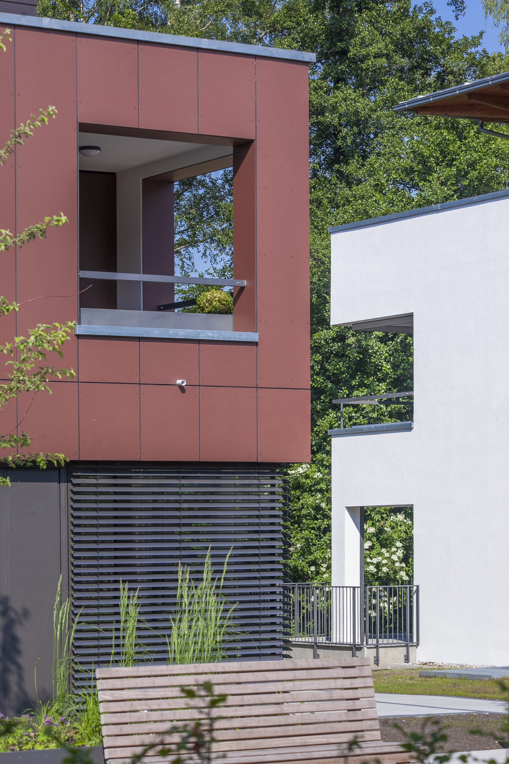 Dorfstadel Kruppach Muehlhausen innen nach aussen Anbau Tag offenes Schiebefenster