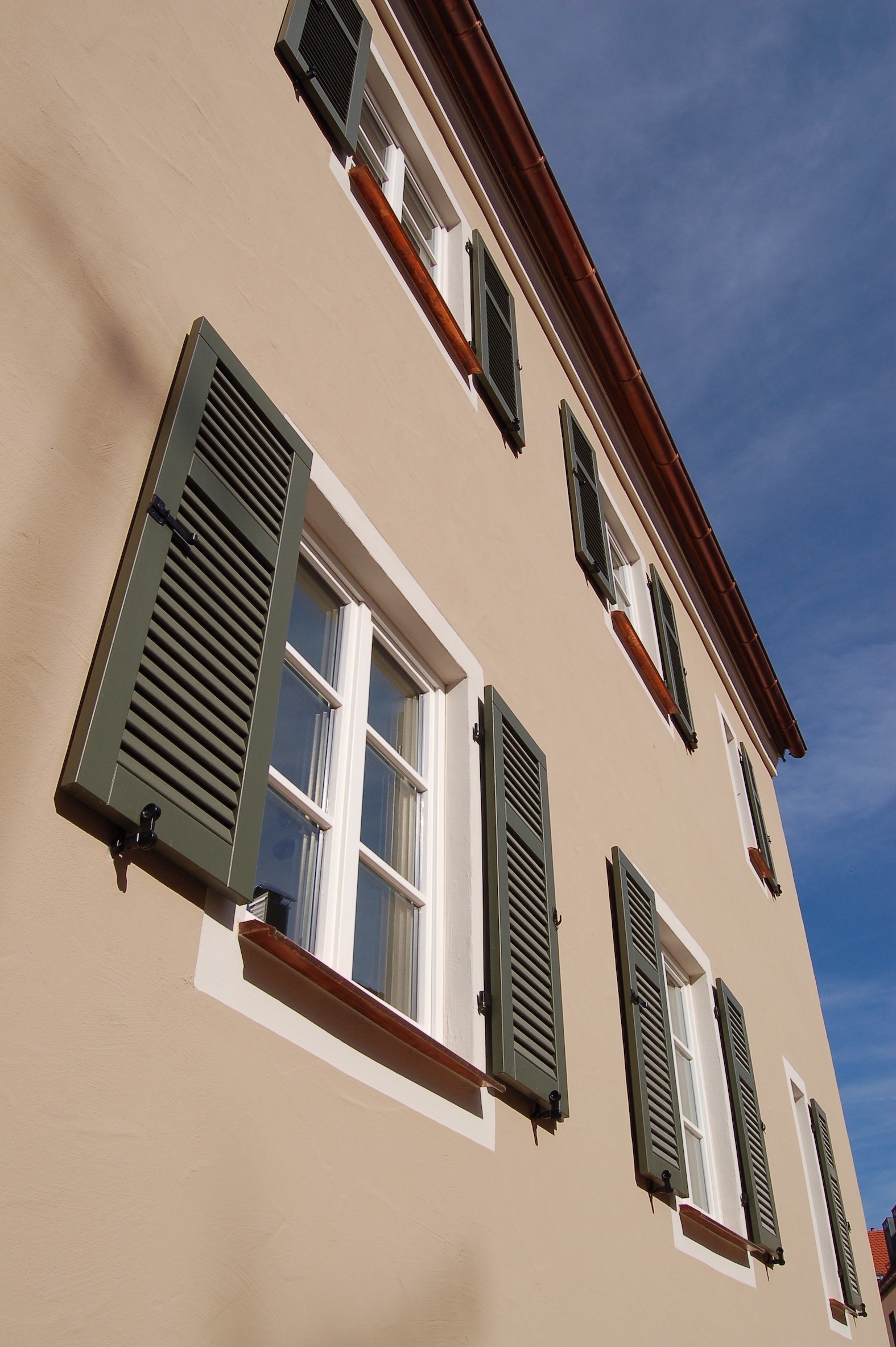 Dorfstadel Kruppach Muehlhausen innen nach aussen Anbau Tag offenes Schiebefenster