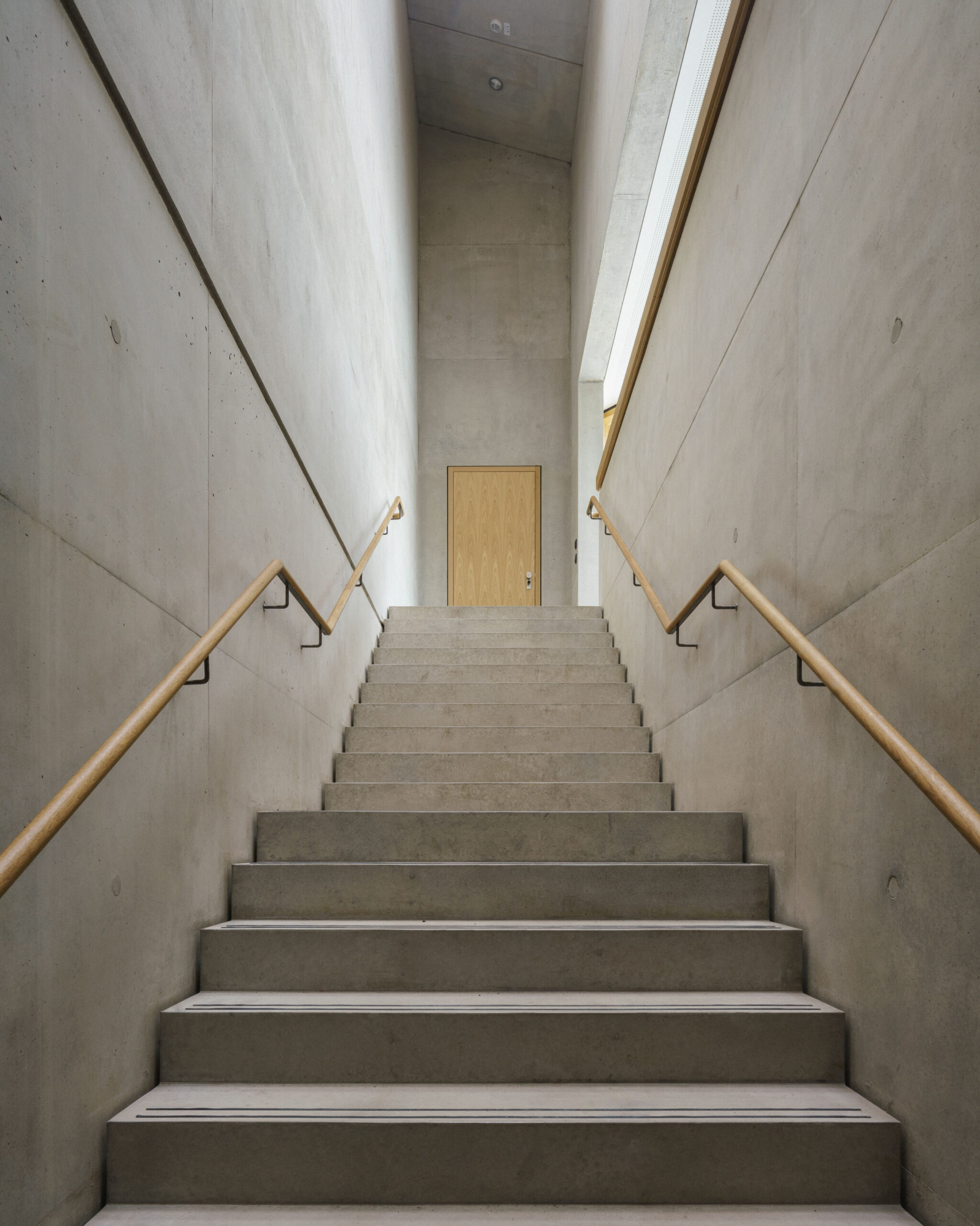 Dorfstadel Kruppach Muehlhausen innen nach aussen Anbau Tag offenes Schiebefenster