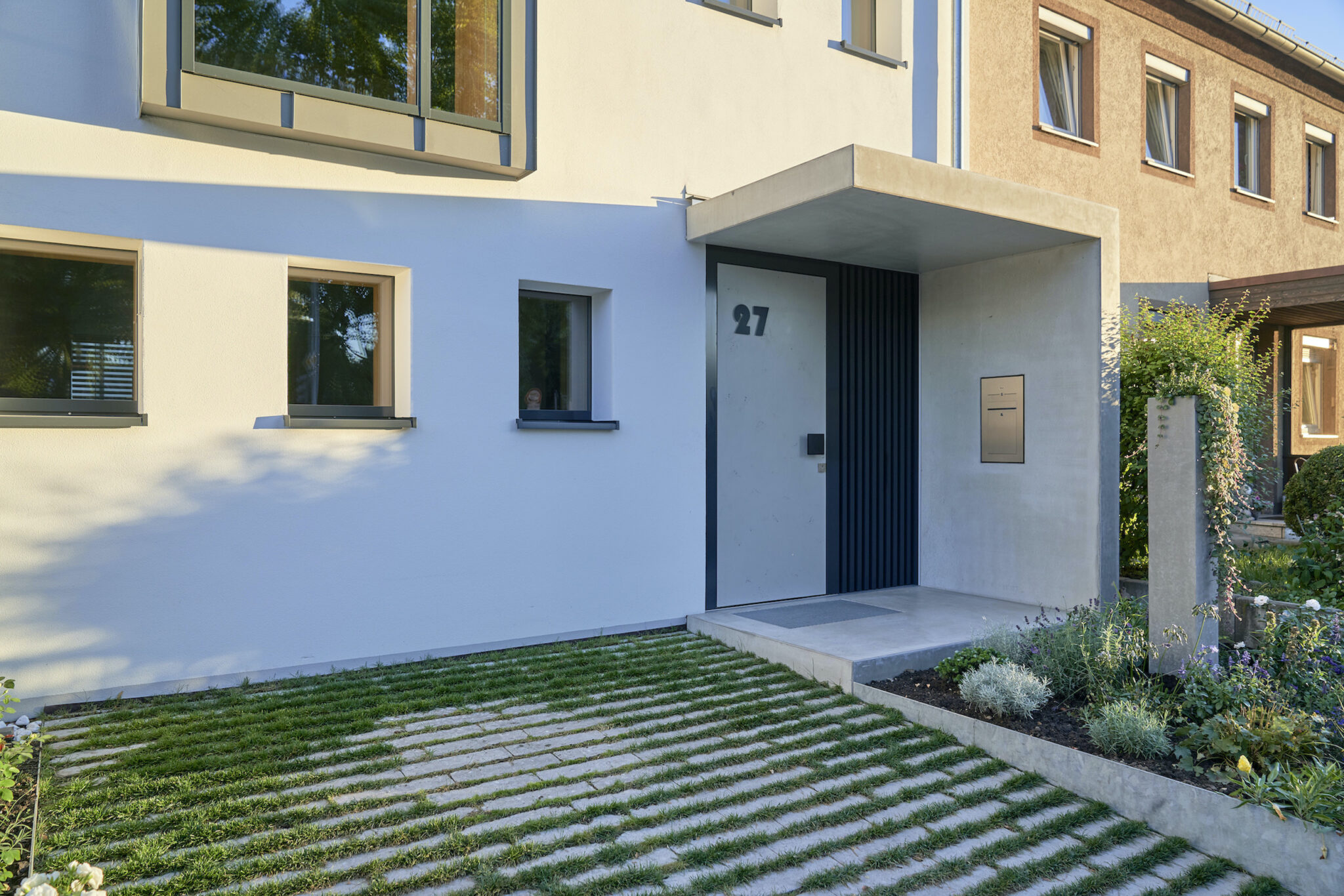 Dorfstadel Kruppach Muehlhausen innen nach aussen Anbau Tag offenes Schiebefenster