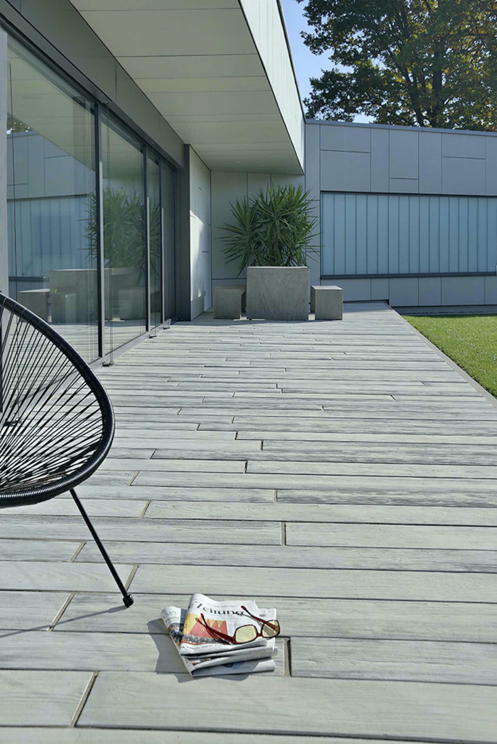 Dorfstadel Kruppach Muehlhausen innen nach aussen Anbau Tag offenes Schiebefenster