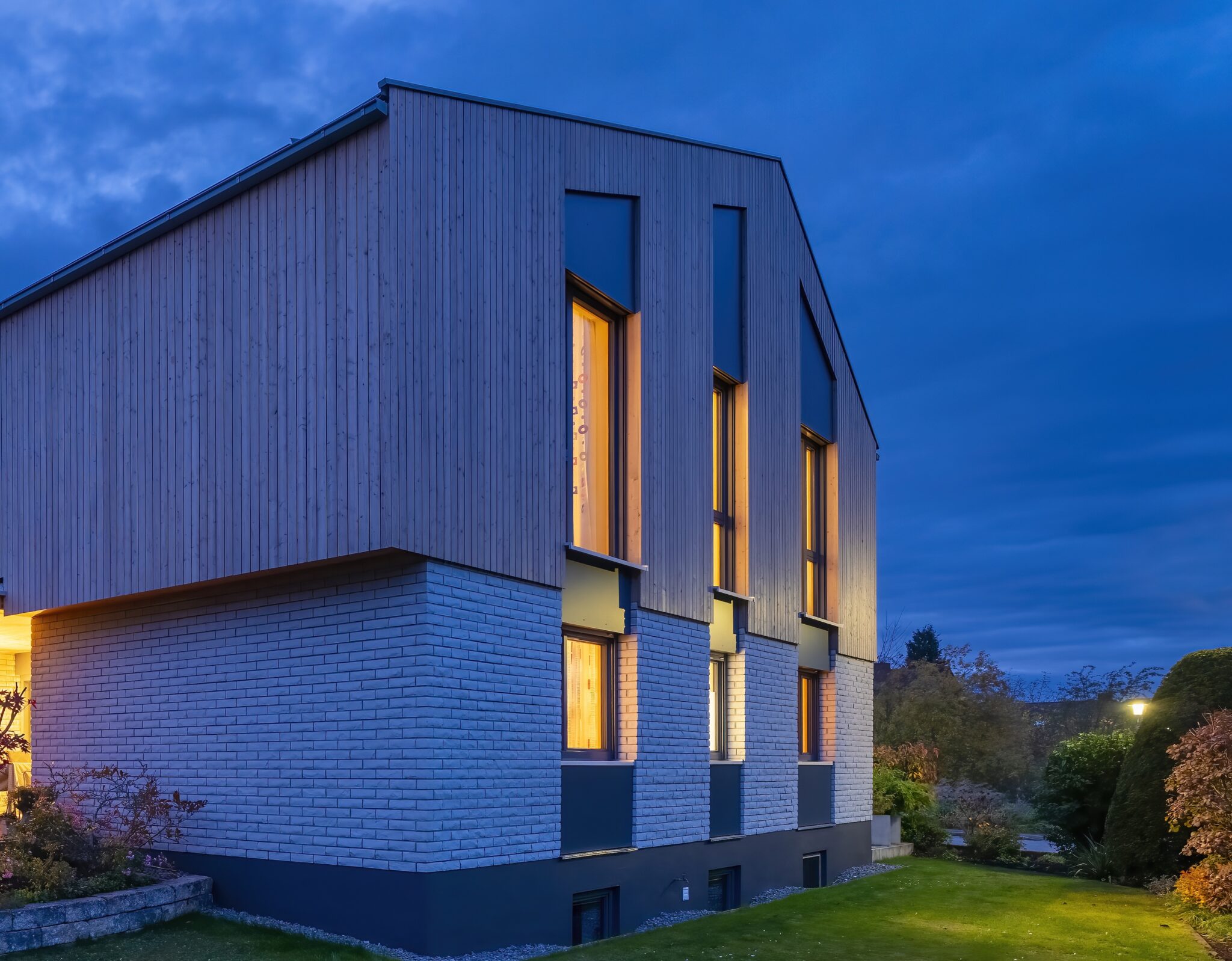 Dorfstadel Kruppach Muehlhausen innen nach aussen Anbau Tag offenes Schiebefenster