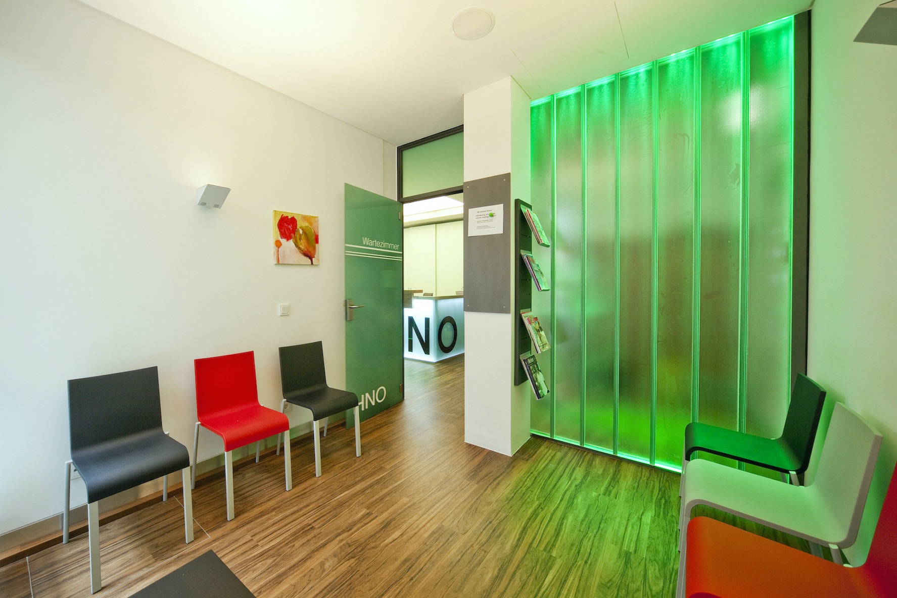 Dorfstadel Kruppach Muehlhausen innen nach aussen Anbau Tag offenes Schiebefenster