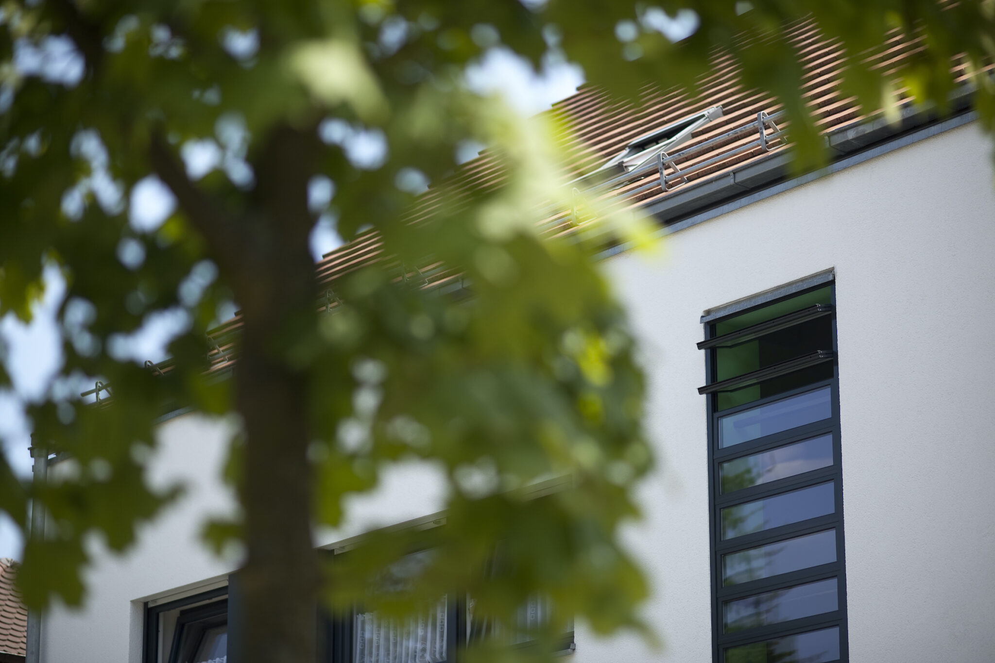 Dorfstadel Kruppach Muehlhausen innen nach aussen Anbau Tag offenes Schiebefenster