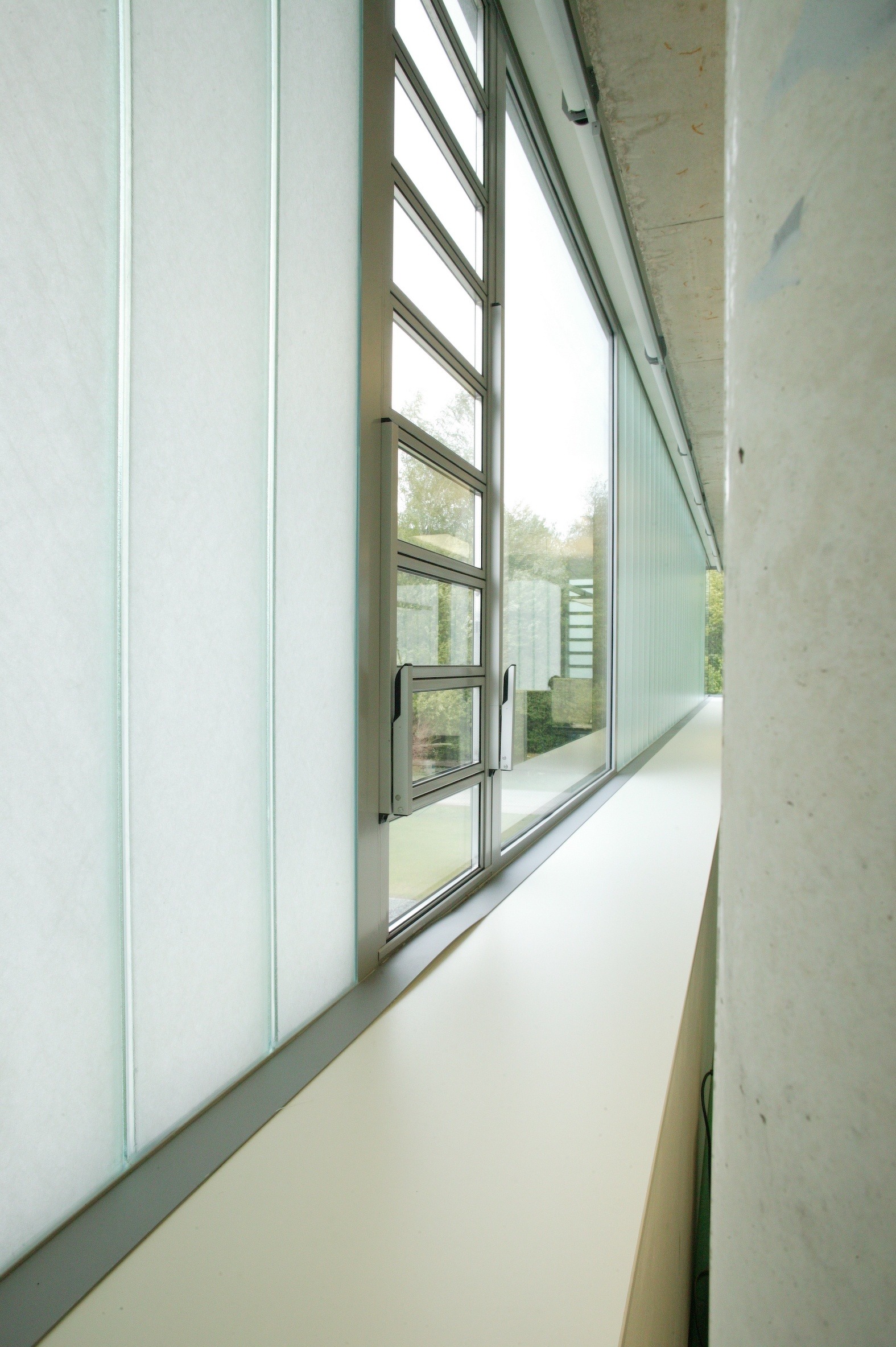 Dorfstadel Kruppach Muehlhausen innen nach aussen Anbau Tag offenes Schiebefenster