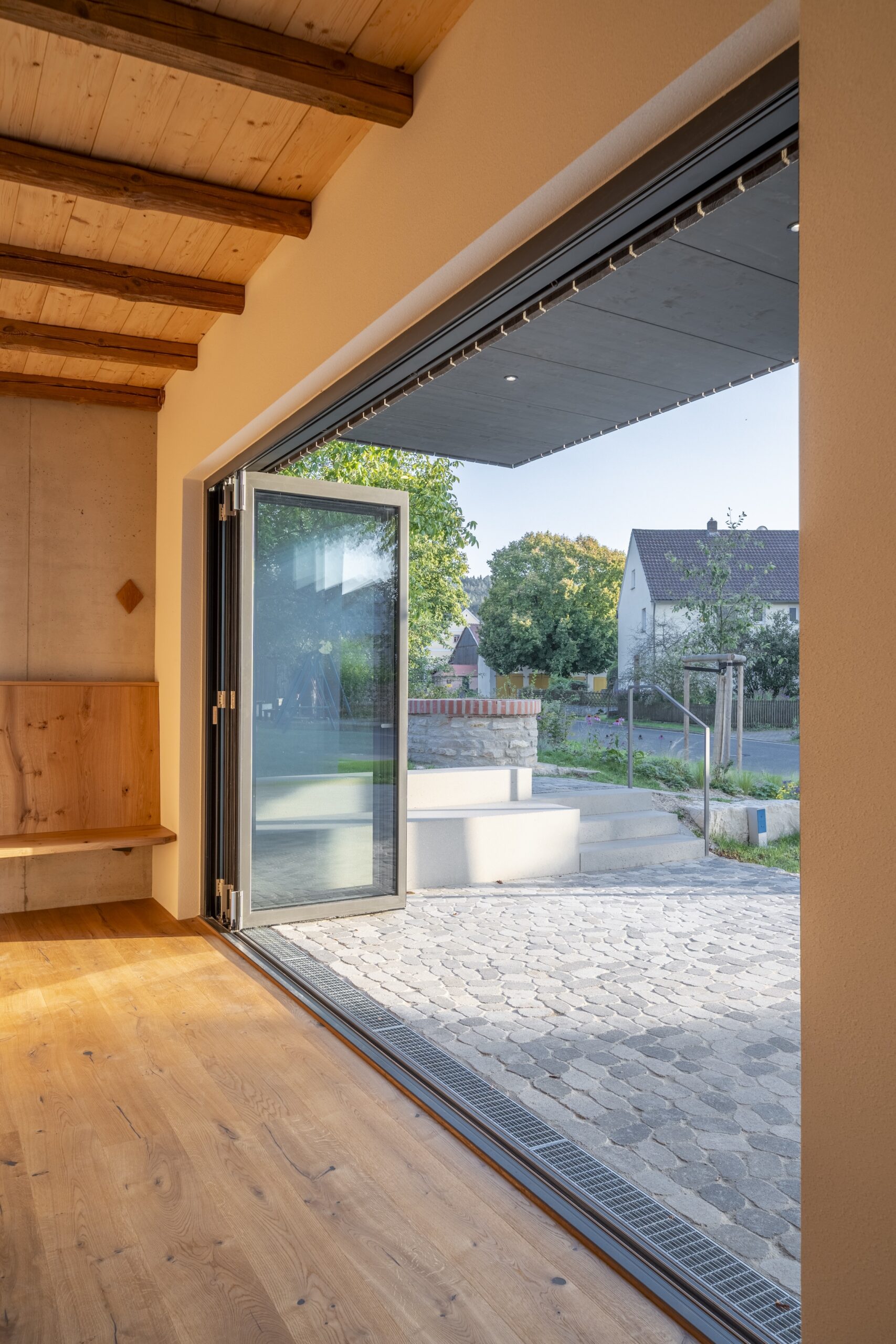 Dorfstadel Kruppach Muehlhausen innen nach aussen Anbau Tag offenes Schiebefenster