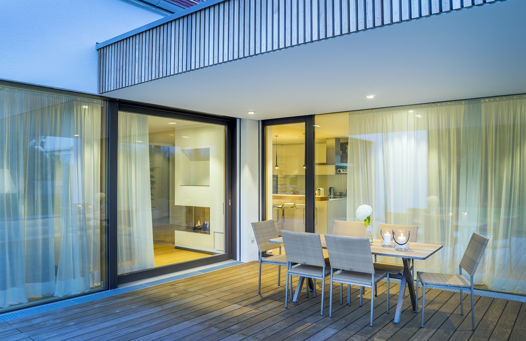 Dorfstadel Kruppach Muehlhausen innen nach aussen Anbau Tag offenes Schiebefenster