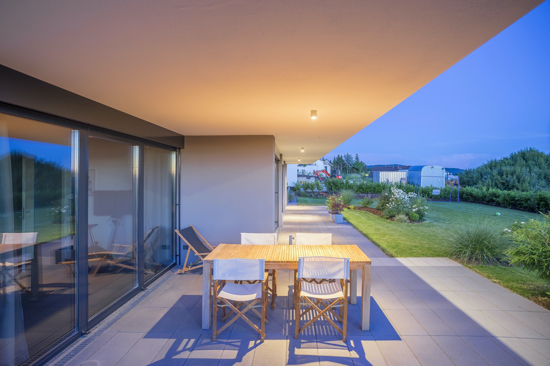 Dorfstadel Kruppach Muehlhausen innen nach aussen Anbau Tag offenes Schiebefenster