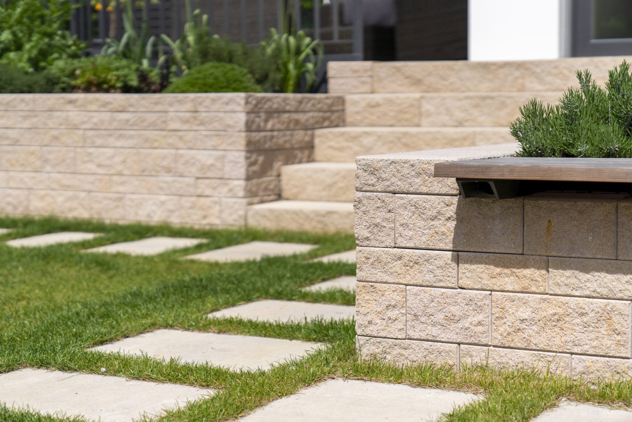 Dorfstadel Kruppach Muehlhausen aussen Stadeltor geschlossen