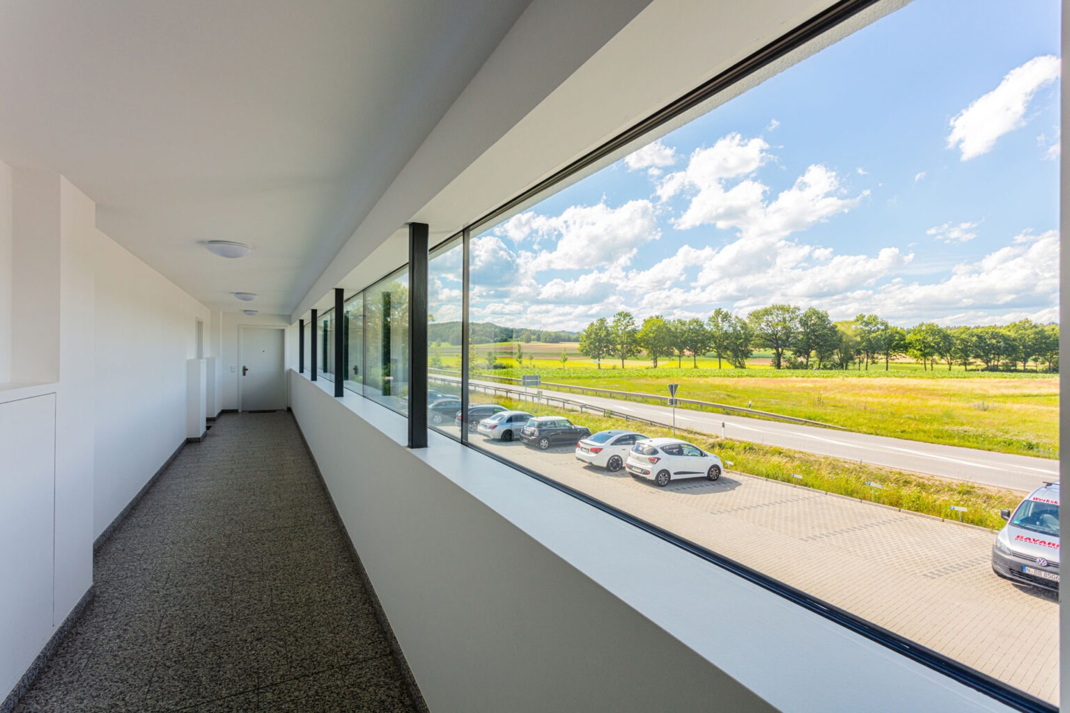 Dorfstadel Kruppach Muehlhausen innen nach aussen Anbau Tag offenes Schiebefenster