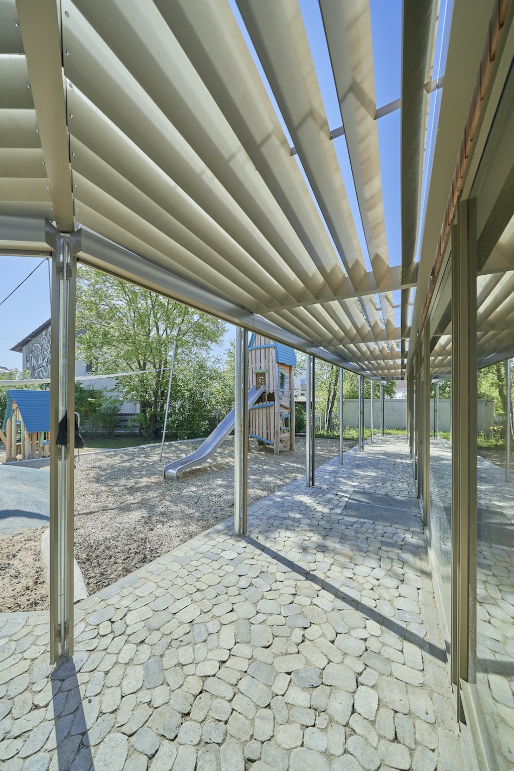 Dorfstadel Kruppach Muehlhausen innen nach aussen Anbau Tag offenes Schiebefenster