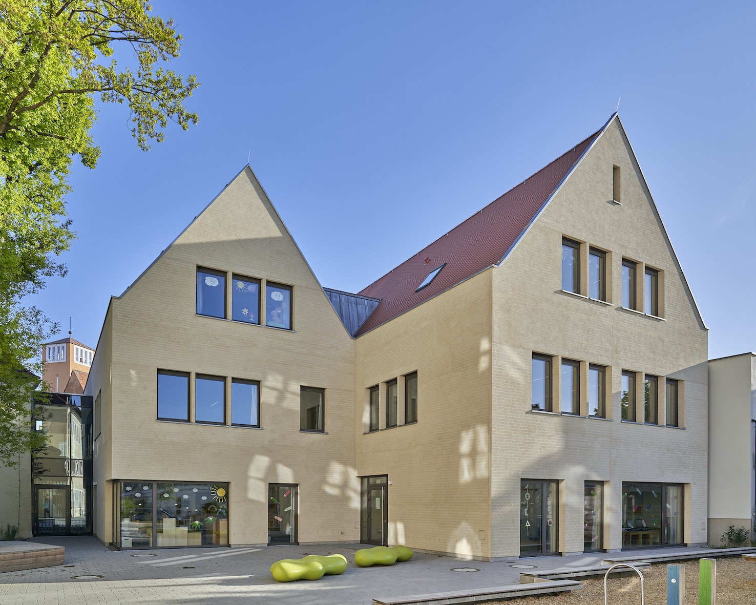 Dorfstadel Kruppach Muehlhausen innen nach aussen Anbau Tag offenes Schiebefenster