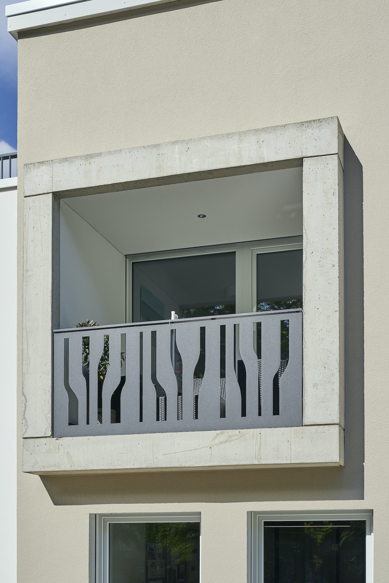 Dorfstadel Kruppach Muehlhausen innen nach aussen Anbau Tag offenes Schiebefenster