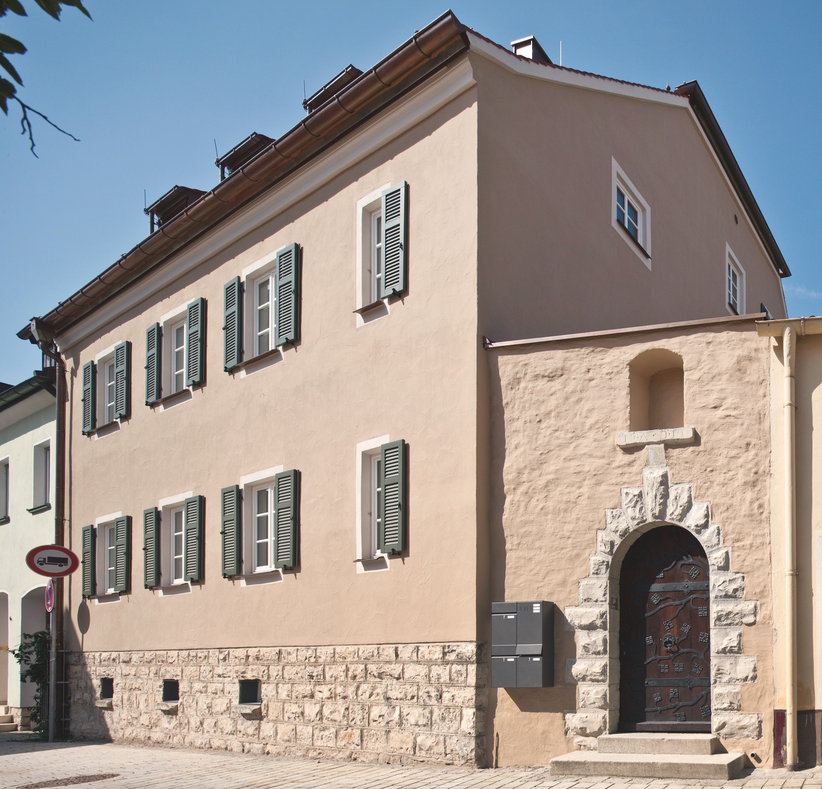 Dorfstadel Kruppach Muehlhausen innen nach aussen Anbau Tag offenes Schiebefenster