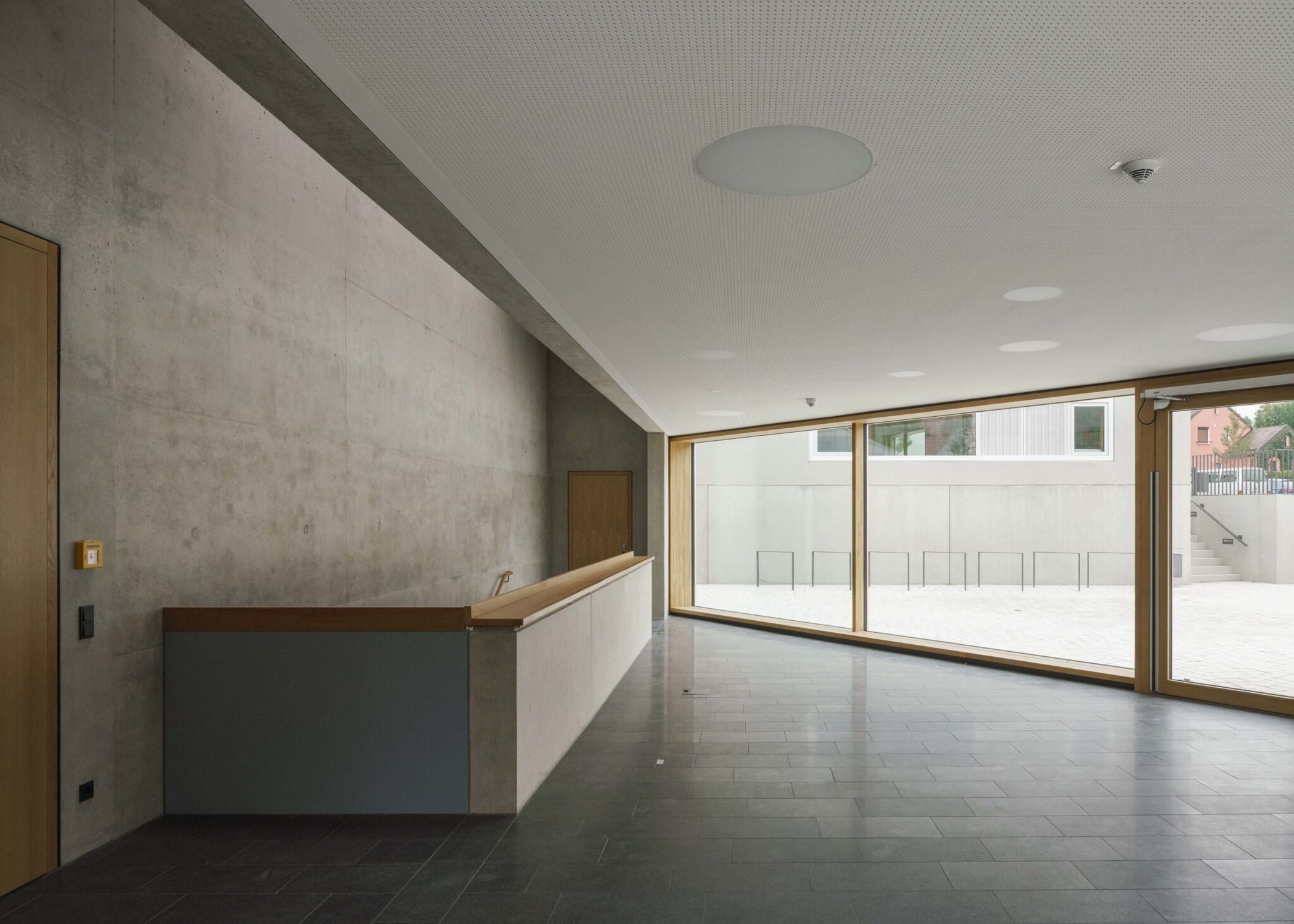 Dorfstadel Kruppach Muehlhausen innen nach aussen Anbau Tag offenes Schiebefenster