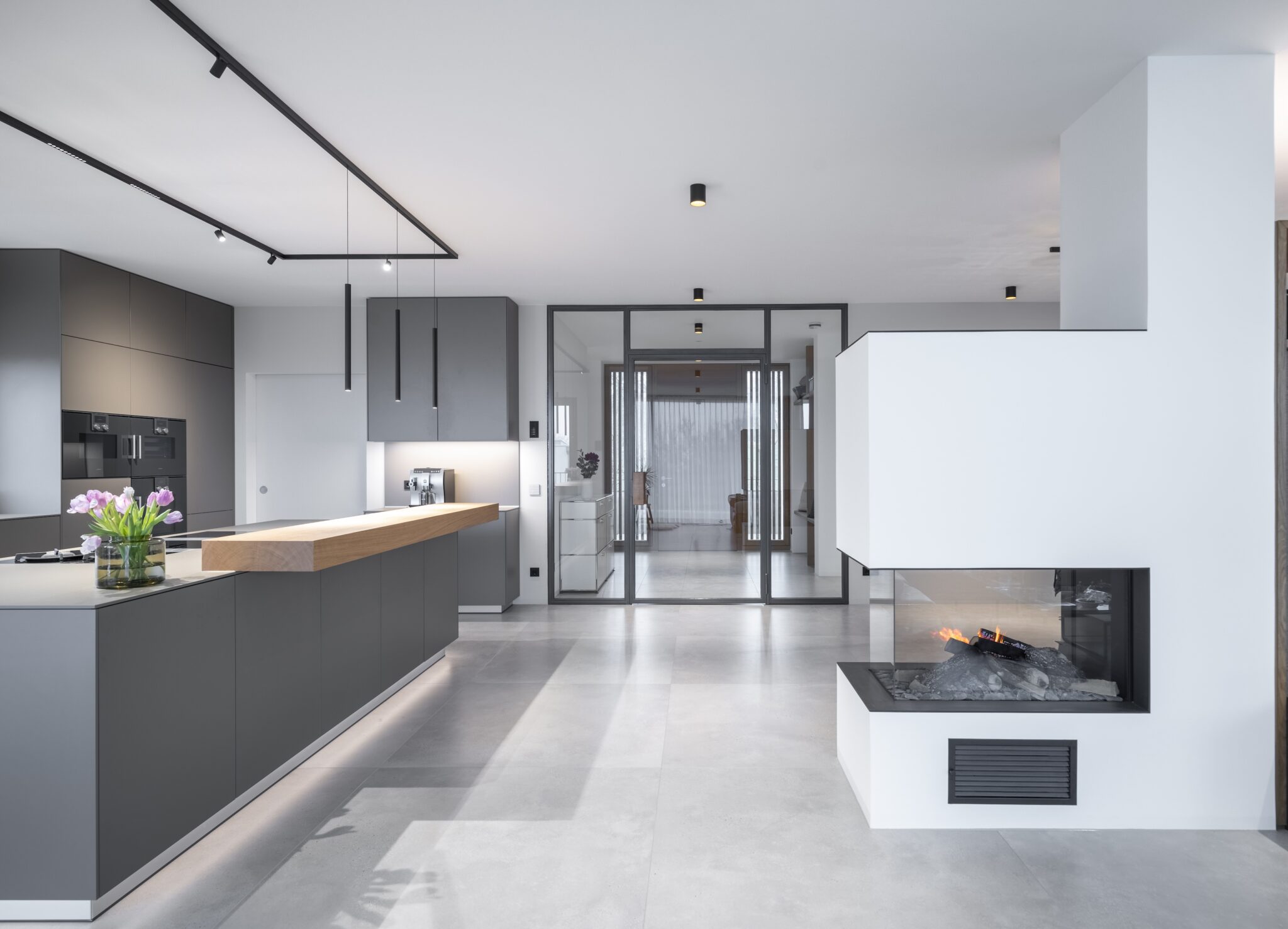 05_Stil_Licht_Eleganz_Kamin-2048x1479 Dorfstadel Kruppach Muehlhausen aussen Stadeltor geschlossen