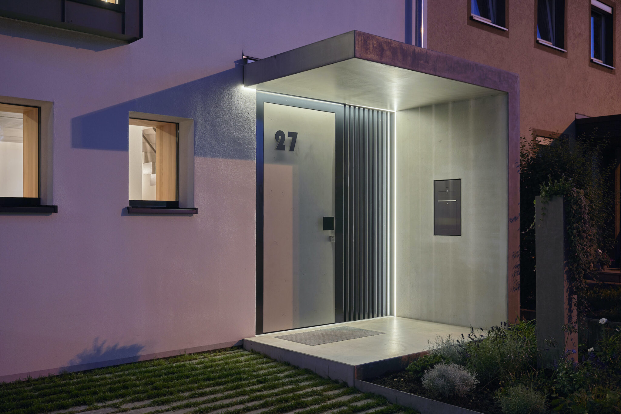 Dorfstadel Kruppach Muehlhausen innen nach aussen Anbau Tag offenes Schiebefenster